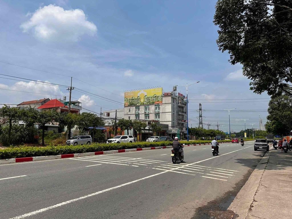 Mặt bằng ngang 15m ngay vòng xoay TP Mới Bình Dương