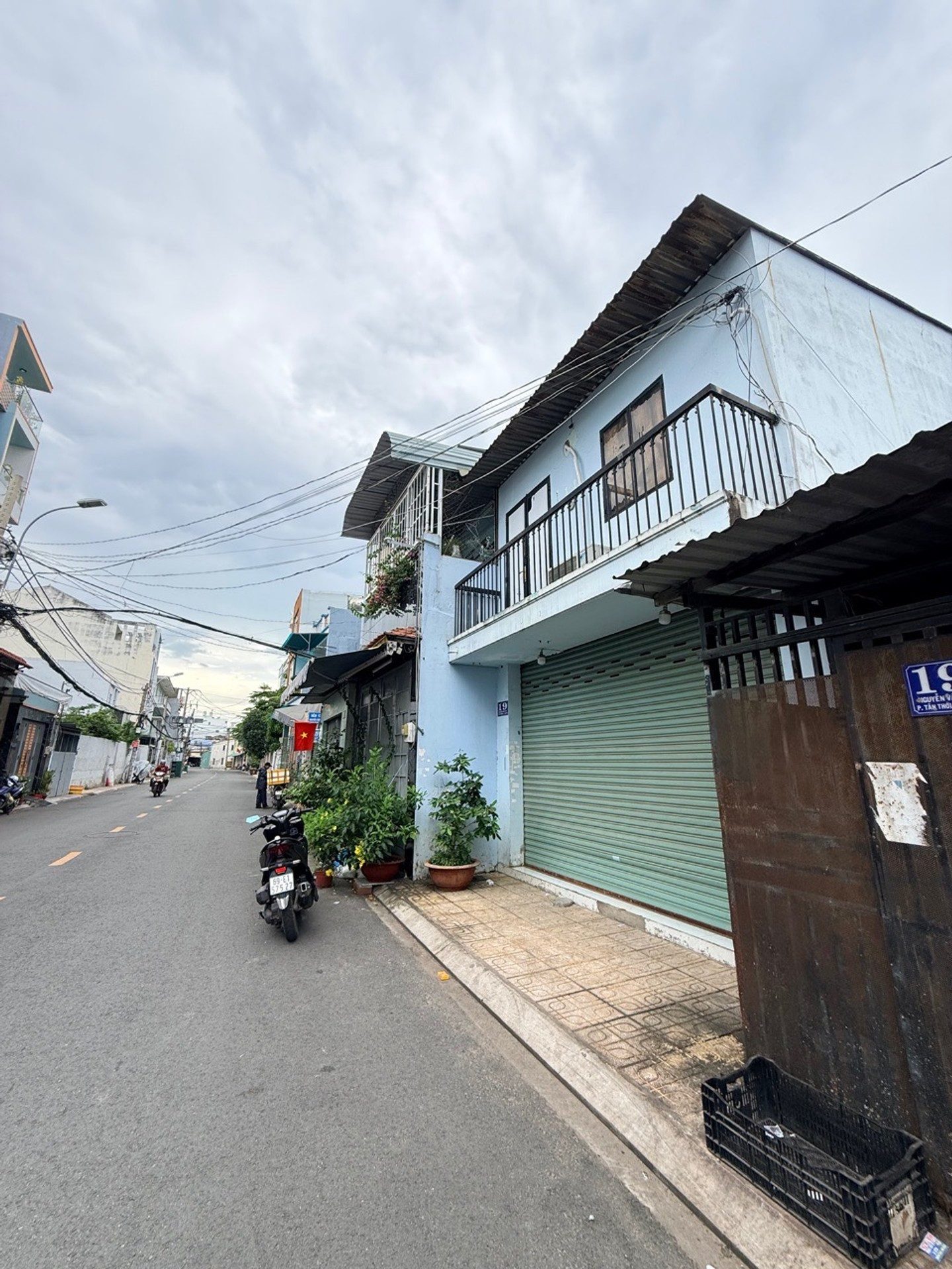Nhà mặt tiền đường lớn 8mét, phù hợp vừa ở vừa kinh doanh sầm uất. Tiện ích xung quanh đầy đủ.