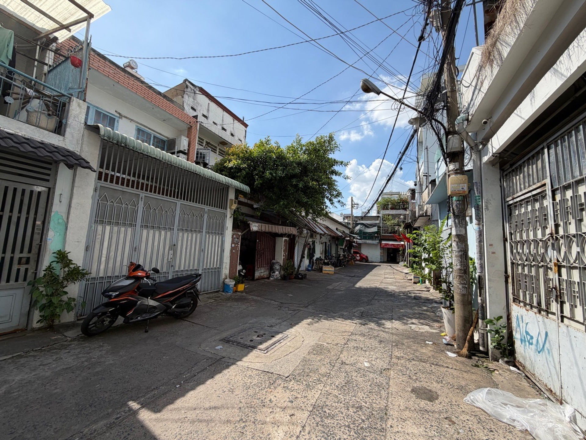+ Nhà cũ có thể xây mới , hoặc cải tạo lại để ở 
+ Vị Trí hẻm xe tải chạy , thông ta các đường lớn

+ Đất đẹp không quy hoạch tiện xây mới