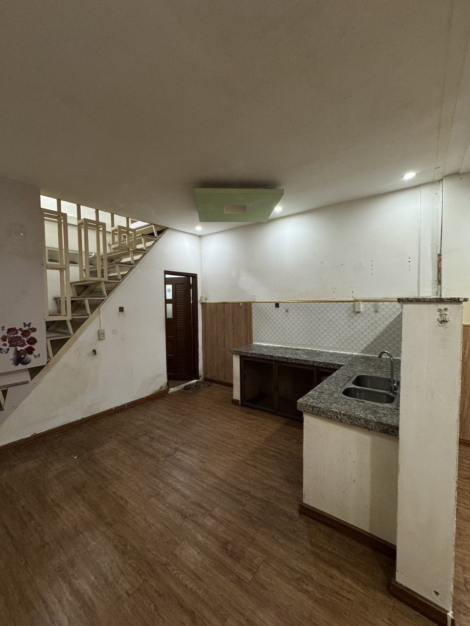 Kẹt tiền bán rẻ 4,2 tỷ còn bớt - Ngay Big C Nguyễn Sơn - 50m² - nở hậu - bỏ lỡ là tiếc