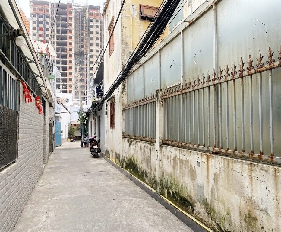 Dòng tiền 240tr/năm; 4 phòng cho thuê; 74m2 cách MT 80m; ngay chi cục thuế