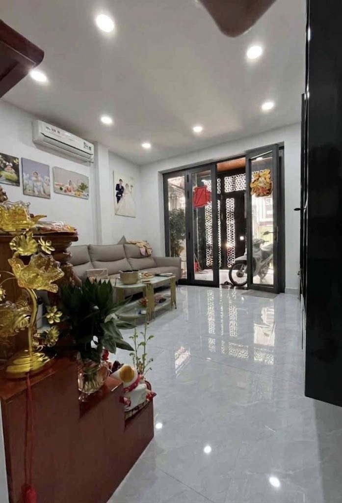 Nhà ngay chi cục thuế; cách Phú Mỹ Hưng 500m; 75m2 ngang 4,2m 2PN hẻm 3m; không quy hoạch