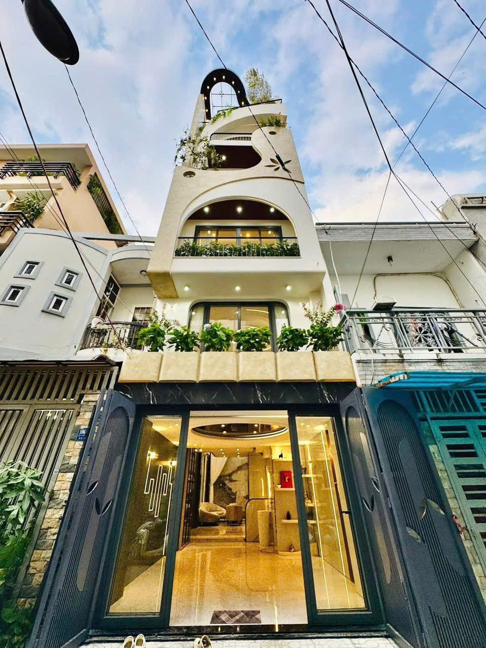 Cần bán gấp nhà hẻm Cao Văn Ngọc P Phú Trung Tân Phú, Giá: 17 tỷ. 65m2. 4PN. 6 Tầng. Sổ Hồng Riêng.