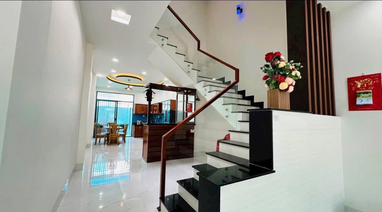 Bán nhà 3 tầng KĐT Hà Quang 2

- Diện tích: 80m2 ngang 4m 
- Hướng: Nam
- Đường: 13m 
- Cách công viên chỉ 100M
• Nhà thiết kế 3 tầng có 3 phòng ngủ, 4WC, phòng khách, bêp, phòng thờ, sân để xe
• Đây đủ nội thât

• Giá bán: 7,8 tỷ