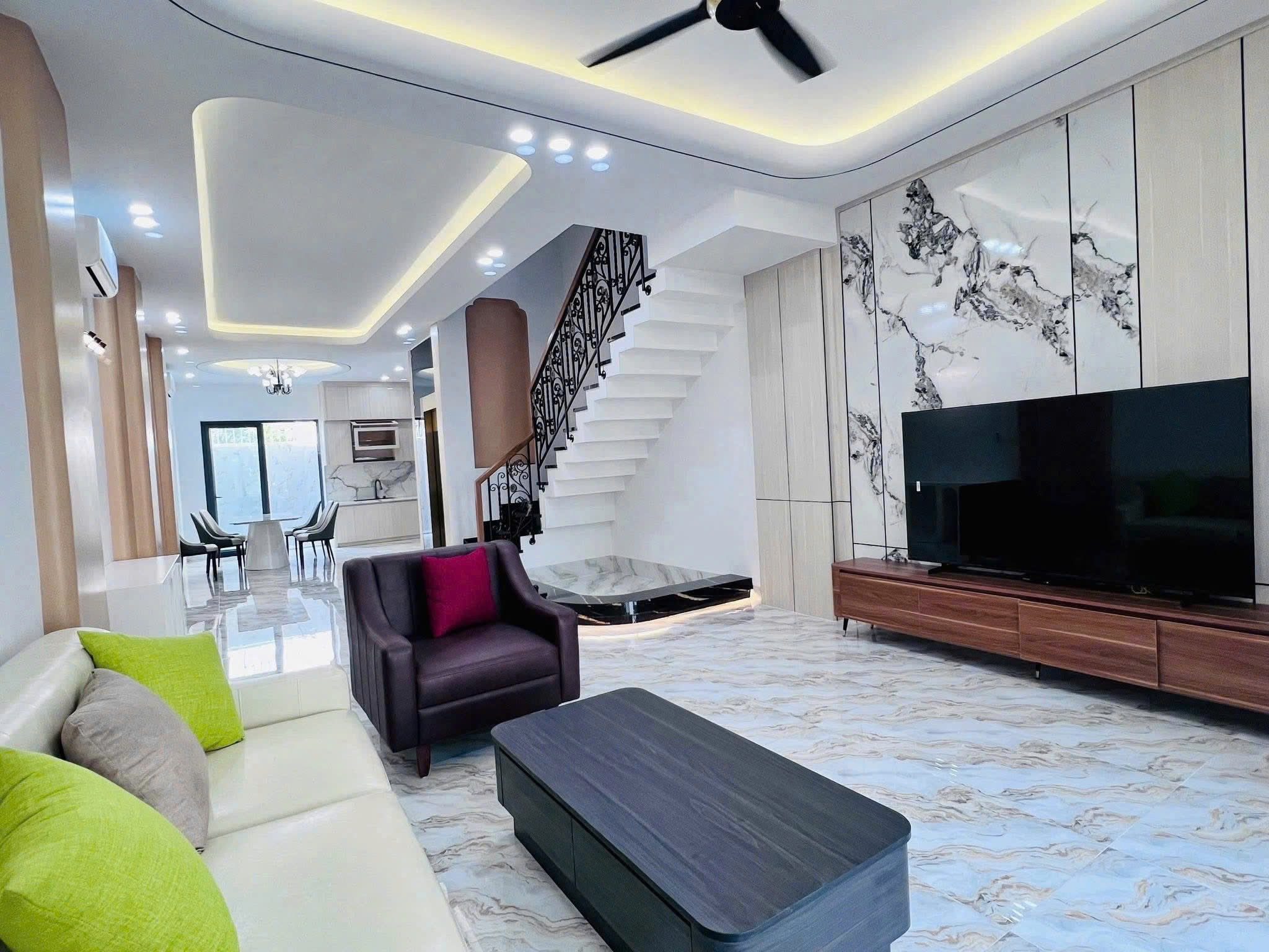 BÁN NHÀ TÂN CỔ ĐIỂN CÓ THANG MÁY - KĐT HÀ QUANG 2 - CÁCH BIỂN CHỈ 5 PHÚT
Nếu bạn đang tìm một căn nhà vừa sang trọng để khẳng định vị thế, vừa tiện nghi cho người lớn tuổi thì đây chính là lựa chọn hoàn hảo nhất tại Hà Quang 2 hiện nay.
Điểm nổi bật khô