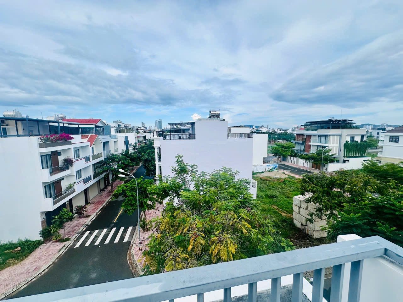 Nhà 3 tầng 2 mặt tiền đường Vành đai và đường Thanh Tịnh - View sông cực đẹp - KĐT Hà Quang 1