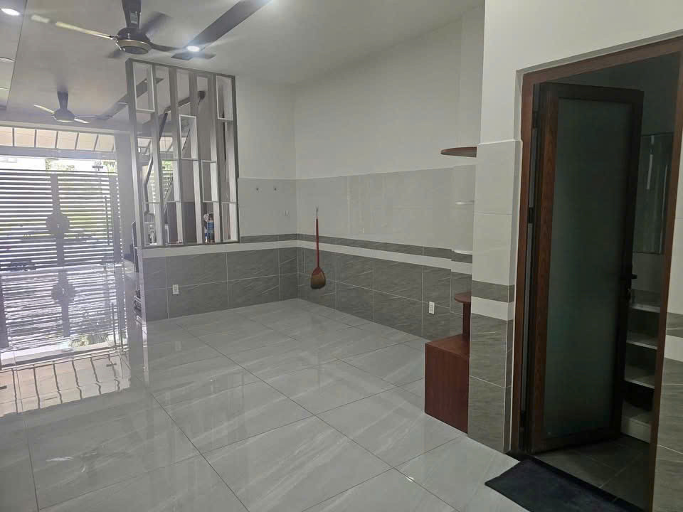 BDS HVL Cho thuê nhà Kdc Nam Phan, Kế bên GloBal City.
Ngay Đổ Xuân Hợp qua GloBal mấy bước chân.