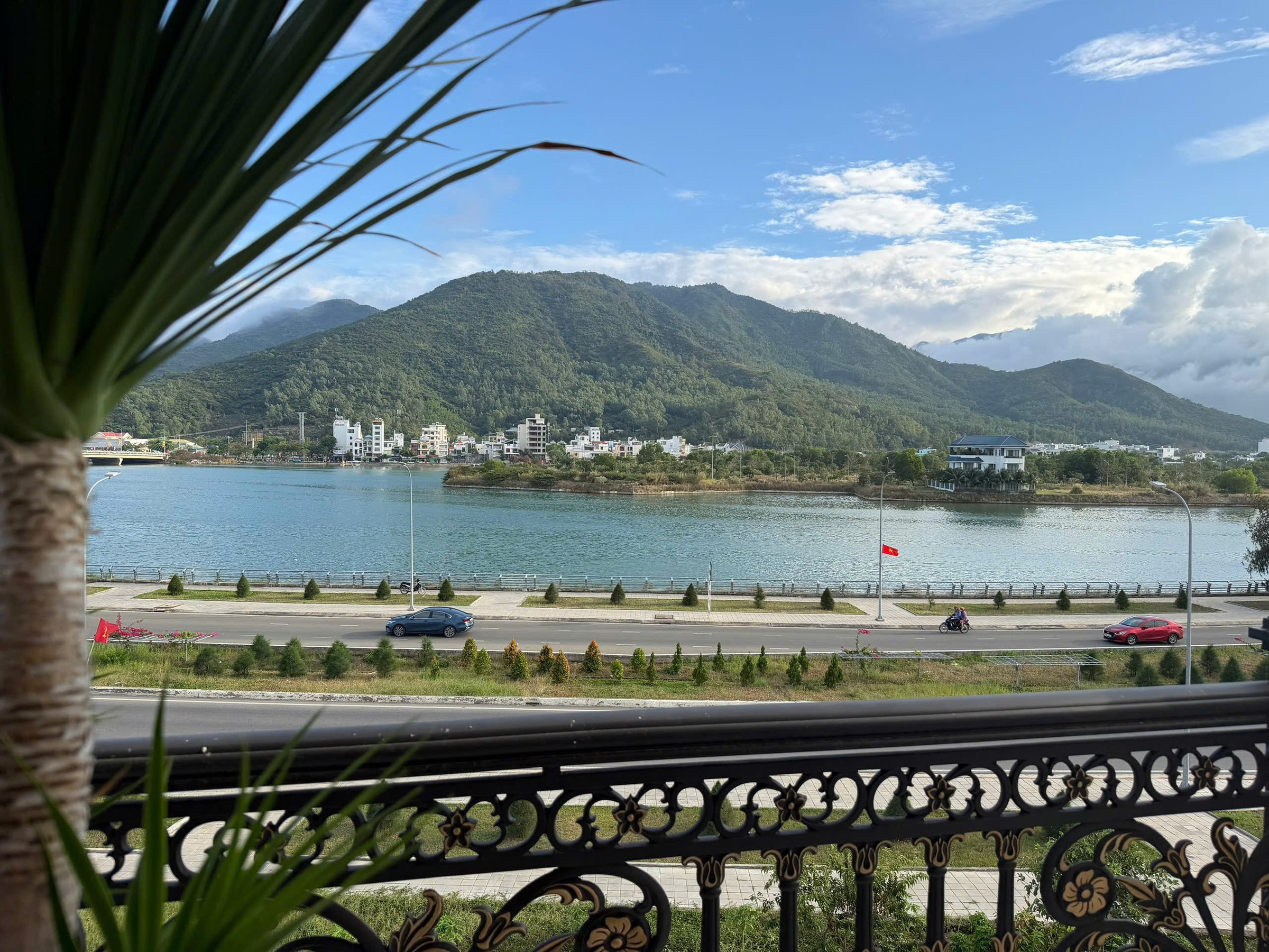 ĐẠI GIA GỖ bán căn Biệt thự xây tâm huyết tặng toàn bộ nội thất gỗ cao cấp trị giá 12tỷ