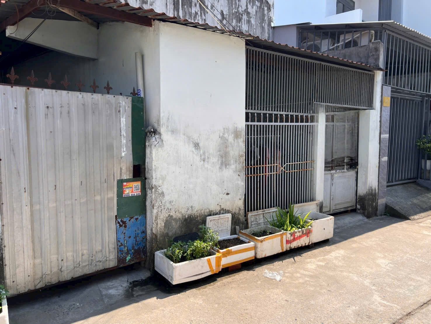 🏡 BÁN LÔ ĐẤT CẠNH TRƯỜNG TIỂU HỌC PHƯỚC LONG 2 – PHƯỜNG NAM NHA TRANG
📍 Vị trí đẹp, cách đường Phước Long chỉ 50m, gần đường Nguyễn Đức Cảnh.
📐 Diện tích: 102,8m² (ngang 6,05m) – Đất ở đô thị.
🛣️ Mặt tiền đường bê tông hiện trạng rộng 4m.
🛍️ Gần chợ B