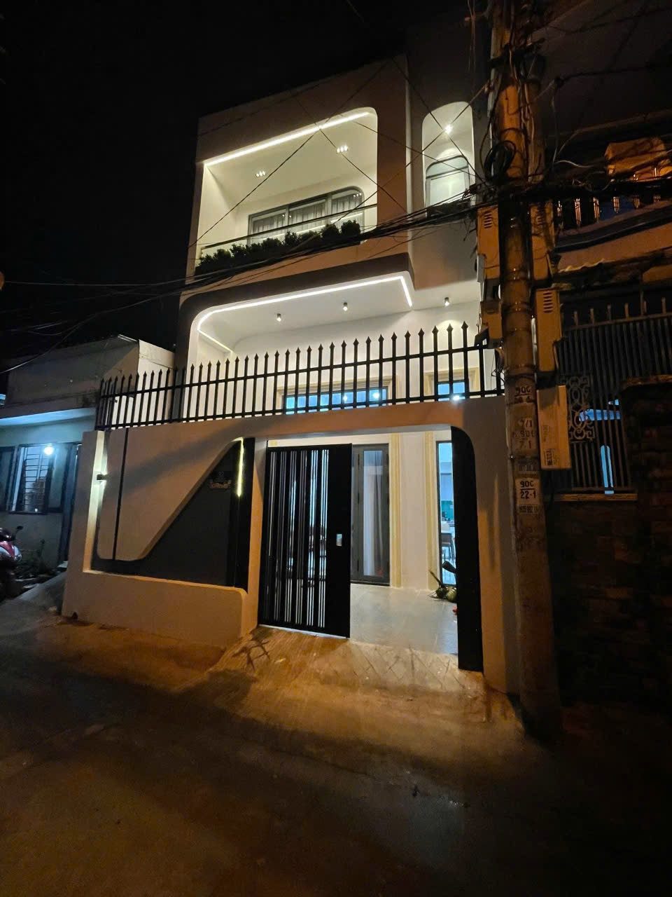 Bán nhà Full nội thất phường Nha Trang - Gần Chợ, Trường Học
+ Nhà 2 tầng + tầng lửng + 1 tum kiên cố gồm 4 phòng ngủ, 5wc, phòng khách, bếp, thờ, sân thượng
+ Diện tích: 69,4m2, ngang 5,81m x dài 12m. Sổ hồng hoàn công
+ Hướng: Đông Nam