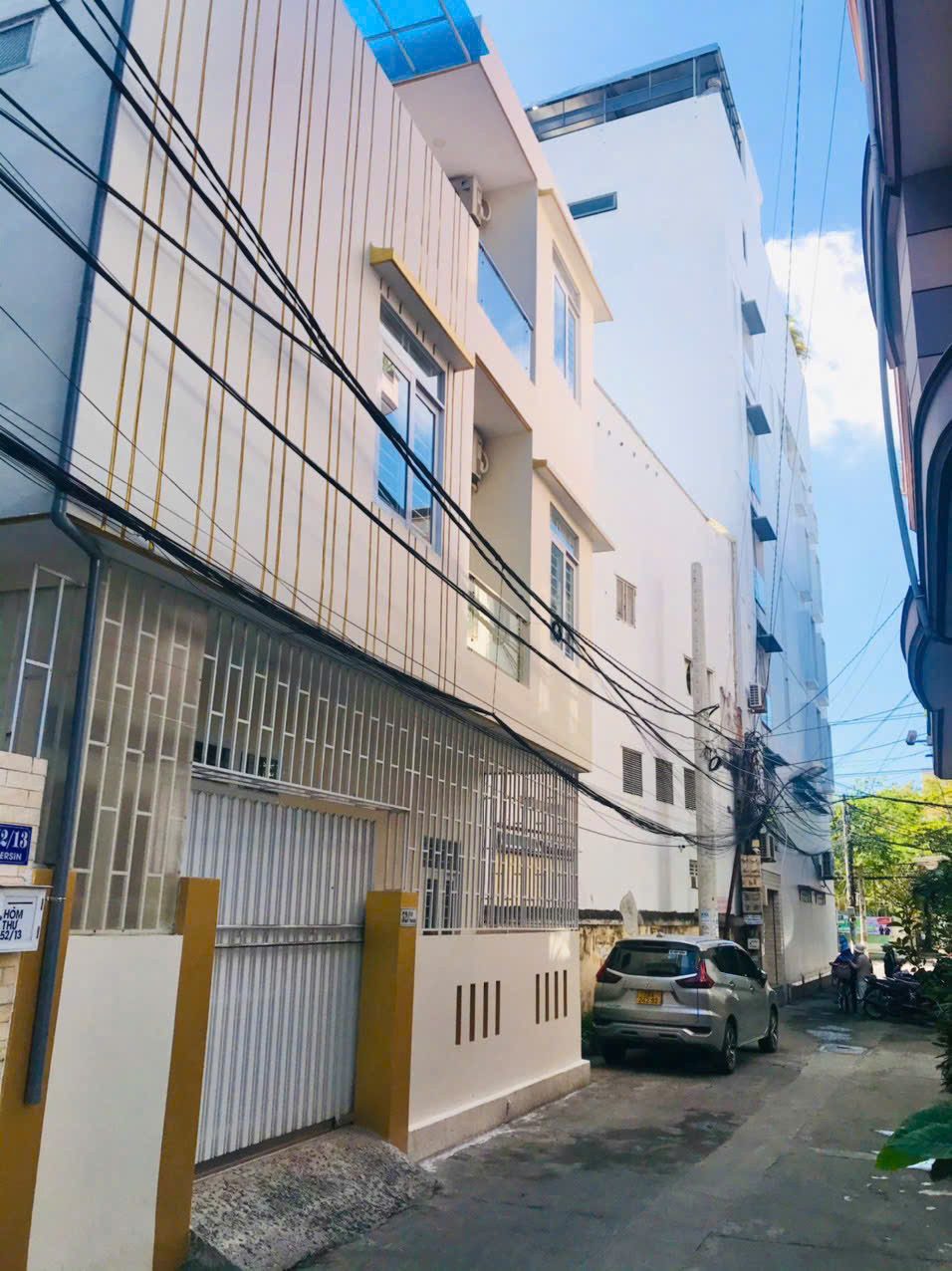 NHÀ TRUNG TÂM NHA TRANG – GÓC 2 MẶT TIỀN – OTO TỚI NHÀ Nhà 3 tầng ngay lõi trung tâm, cách biển chỉ ~900m