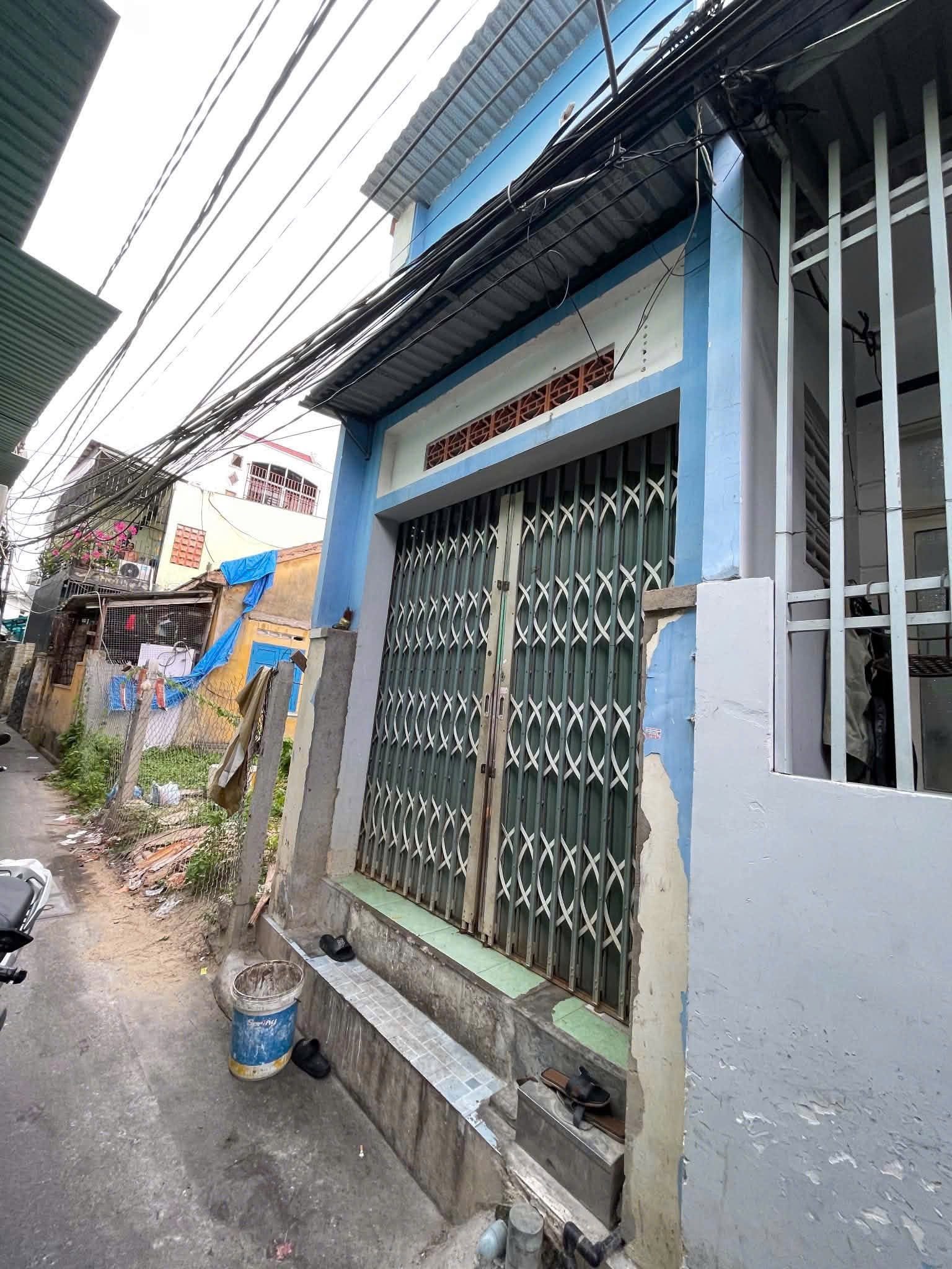 BÁN NHÀ 2 TẦNG HẺM XE MÁY ĐƯỜNG TRẦN QUÝ CÁP - TÂY NHA TRANG (PHƯƠNG SÀI)
- Diện tích 20.3m2 full Thổ Cư (lâu dài 18.9m2)
- Ngang 2.69m. Hướng Đông Bắc
- Hửm rộng 2m sau qh rộng 5m. 
- Pháp lý Sổ hồng sở hữu lâu dài
- Khu dân cư đông đúc, cách sông 3