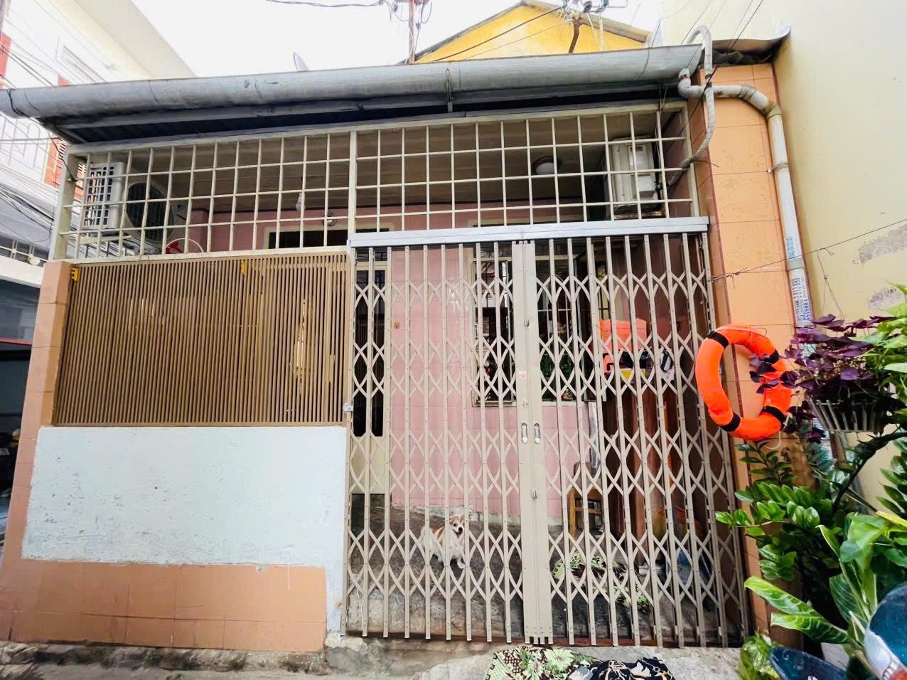 Bán nhà 2 mặt thoáng, mặt tiền đối diện chợ Phương Sài, kinh doanh buôn bán nhộn nhịp cả ngày, ra biển Trần Phú 1,5 km
⚡Diện tích : 66,58m2, ngang 7,4 
⚡Hướng : Tây Nam 
⚡️Pháp lý : Sổ Hồng 
⚡Đường rộng 2,5m cách đường chính Phương Sài 15 m
⚡Tiện ích