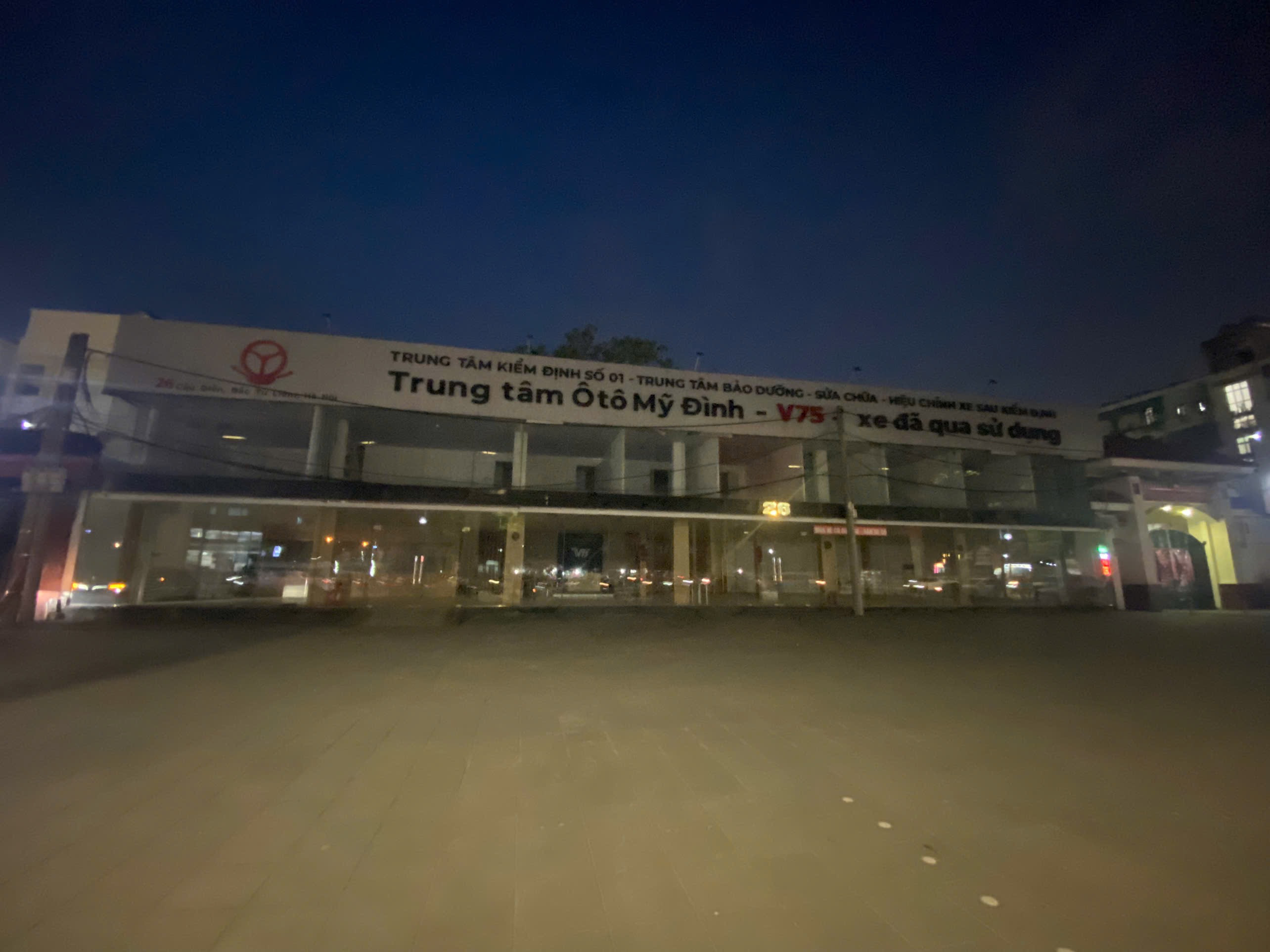 Cho thuê mbkd mặt phố Nguyễn Khánh Toàn cho mô hình showroom xe, dtsd 360m + 300m sân chưa kể vỉa hè