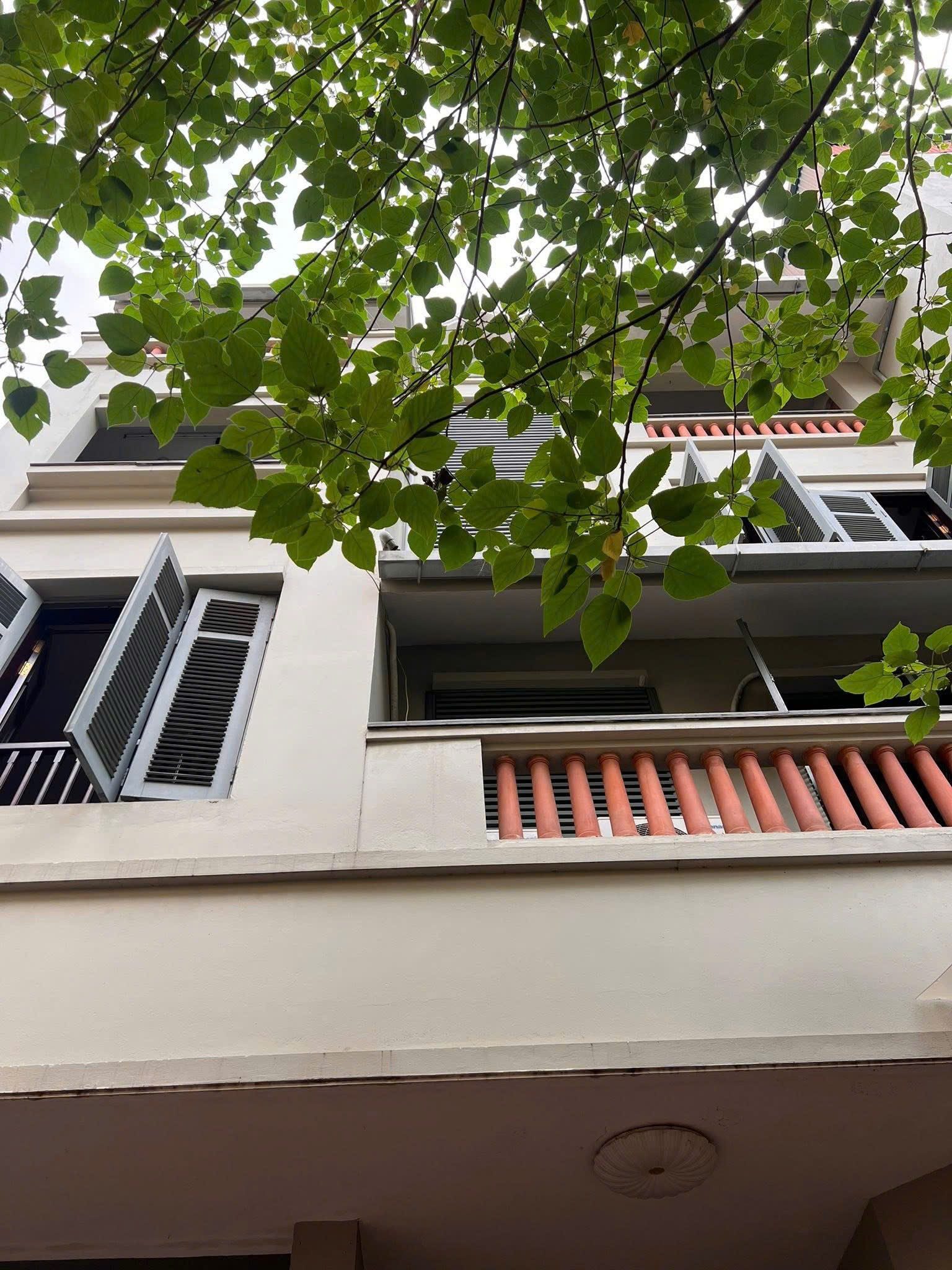 Cho Thuê Nhà Tô Ngọc Vân - Quảng An 100M² 4 Tầng 5 Ngủ kk - Full Nội Thất Cao Cấp - Có Sân Vườn - Giá Thuê 52tr