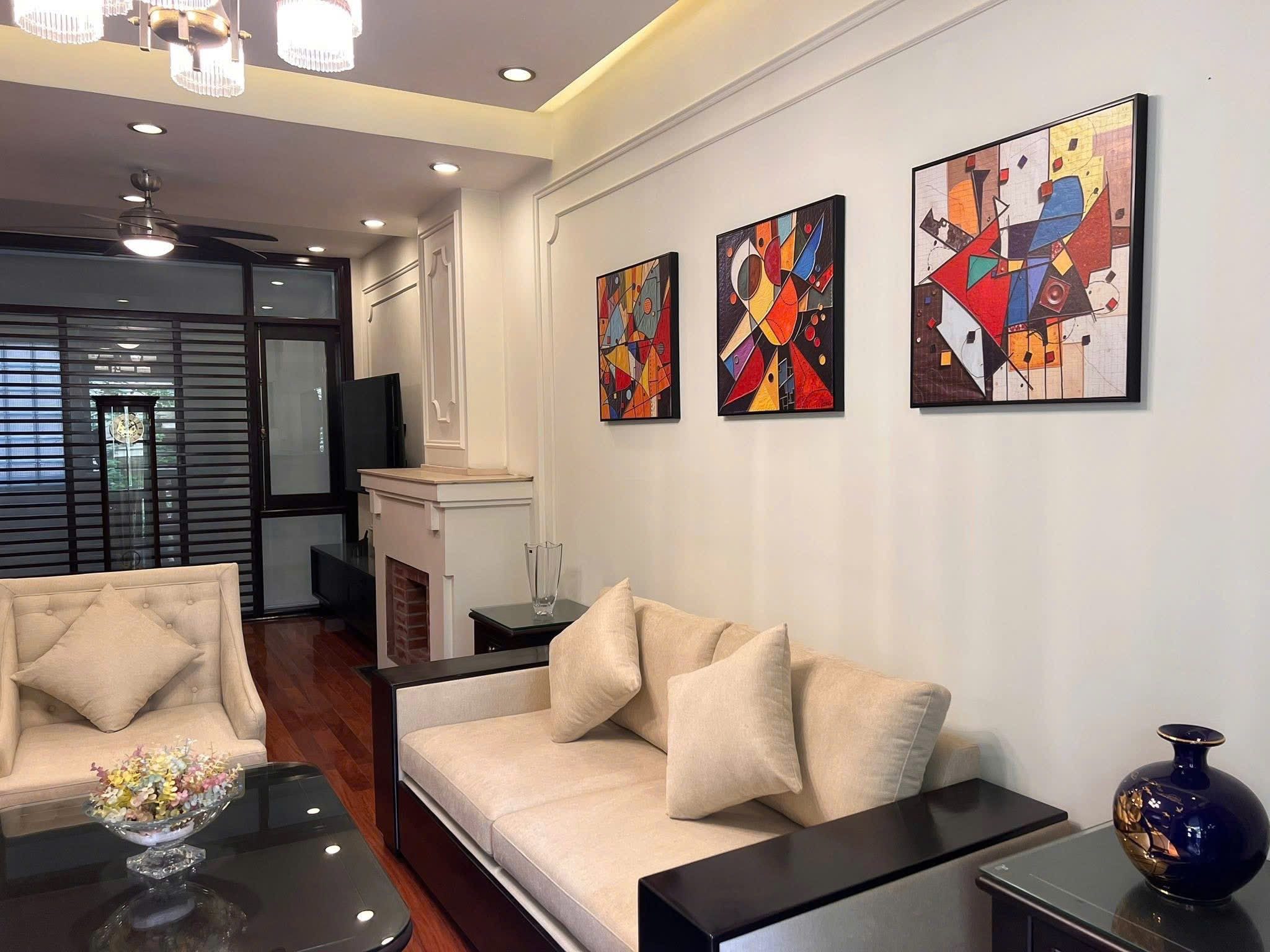 Cho thuê NHÀ ĐẸP, SÂN VƯỜN phố Tô Ngọc Vân, Tây Hồ 100M x 4T giá 50 triệu