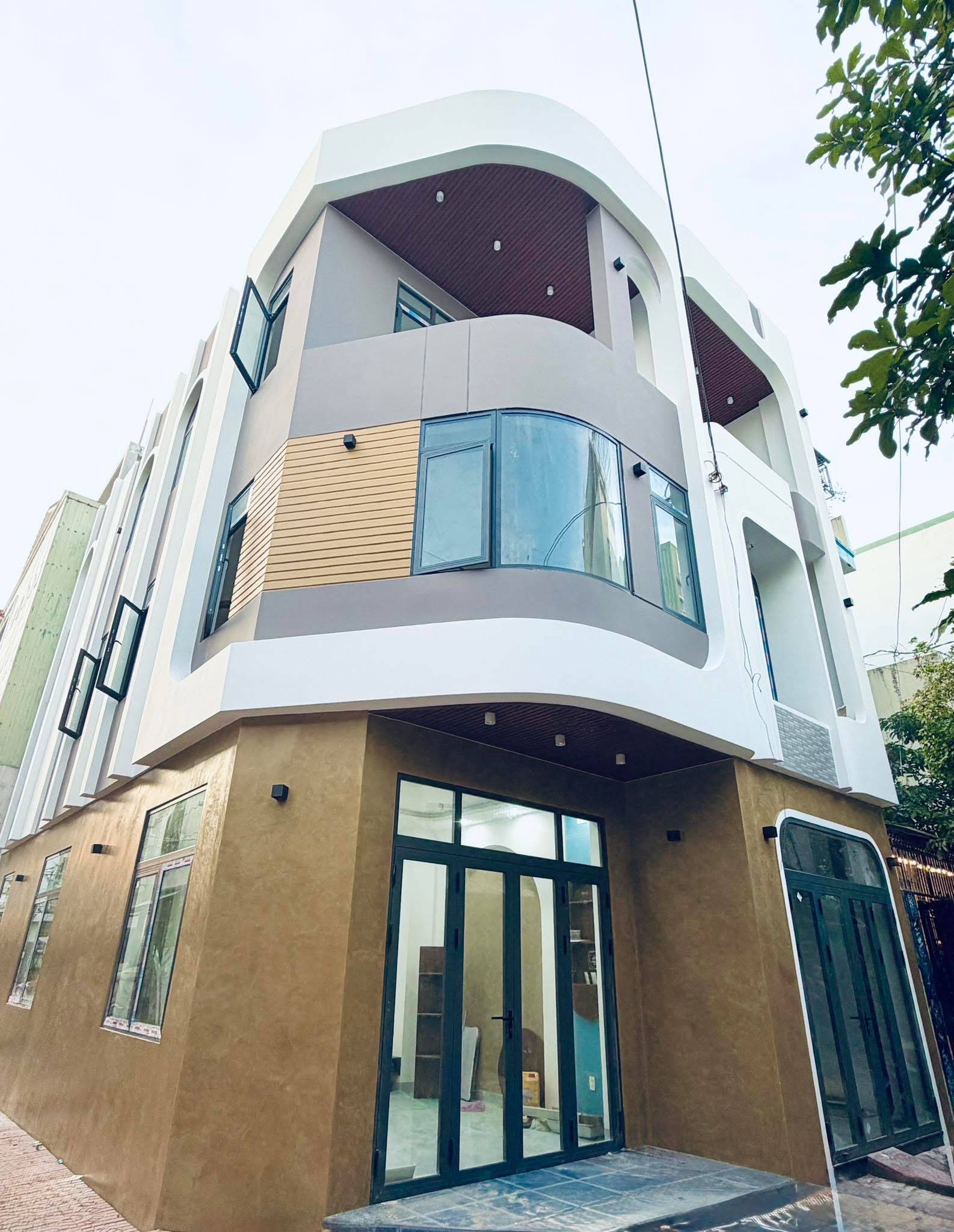Bán Nhà 3 Mê Ôm GÓC 2 Mặt Tiền gần Ỷ Lan Quy Nhơn, 65,2m2 , Giá Chỉ 6 Tỷ xxz Gần Chợ Đầm