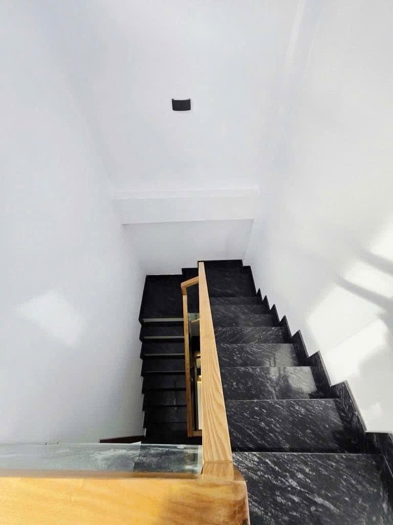 Bán căn nhà siêu đẹp giá rẻ cho khách thiện chí. Mặt tiền nằm ngay khu họ Lê - VIP.