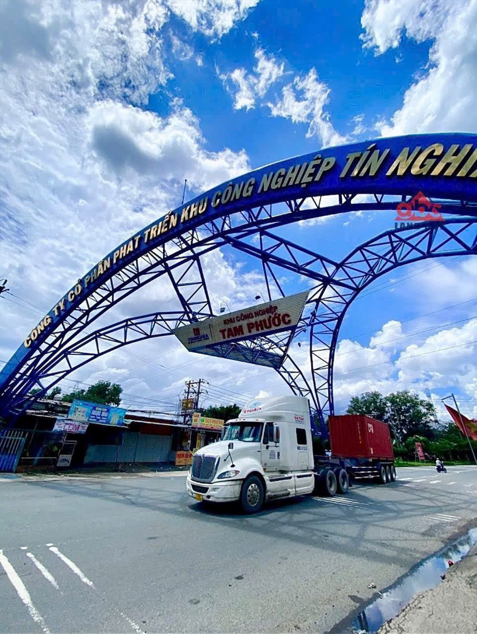 Cho Thuê Xưởng 5000m2 Giá Chỉ 4 usd/m2. KCN Tam Phước Đồng nai. 

👉Tổng DT khuân viên 7000m2 Sd Chung 
👉 DT xưởng : 5000m2  ( Ngang 45x111 m)