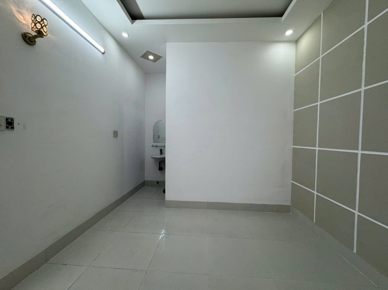 12. NHÀ LẦU DIỆN TÍCH RỘNG LỘ OTO VIVU TRỤC CHÍNH HẺM 9 Đ. TRẦN NAM PHÚ