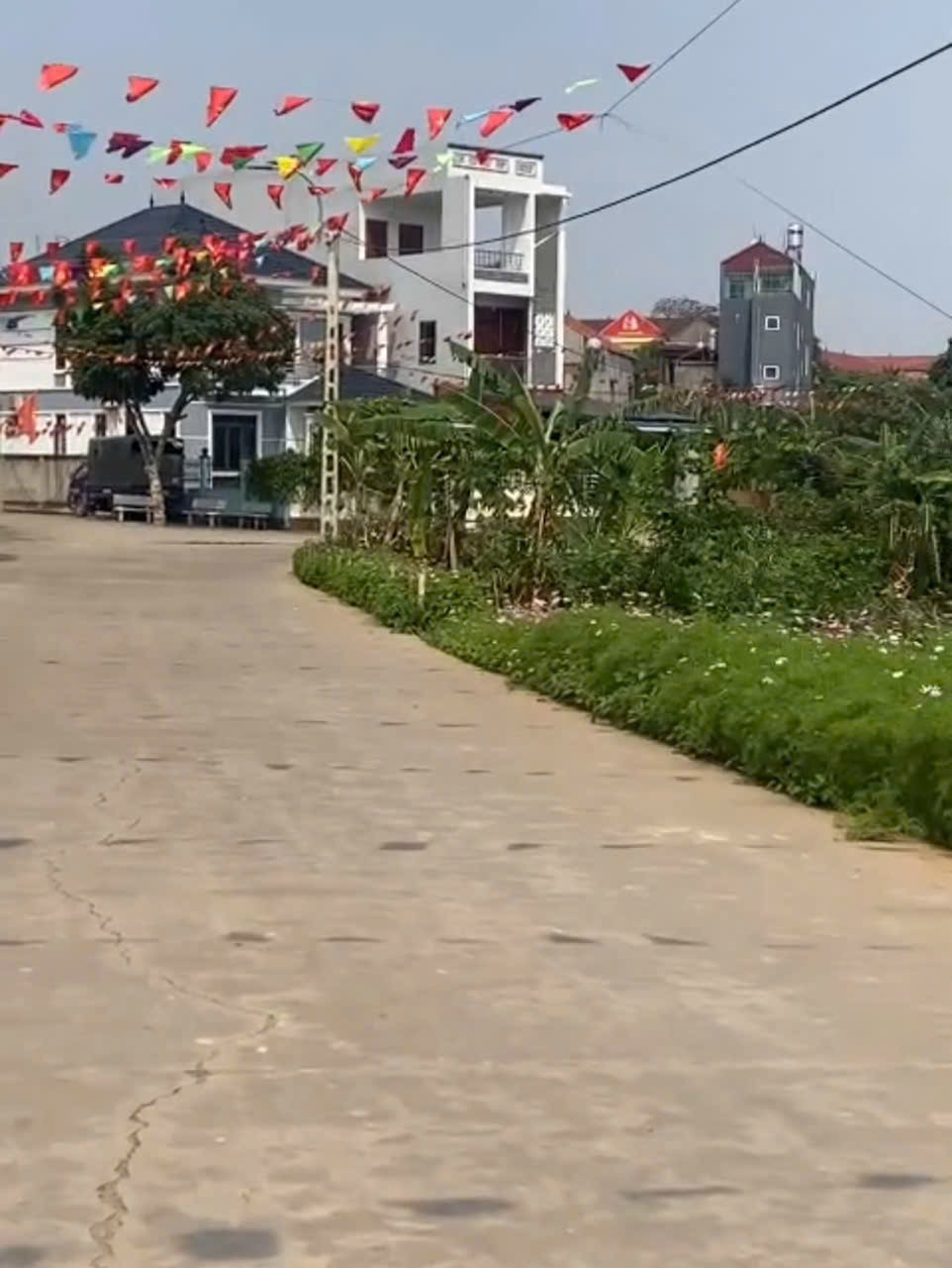 👉👉BÁN NHANH LÔ ĐẤT TRỤC CHÍNH TDP ĐÔNG THƯỢNG, PHƯỜNG TÂN AN
👉👉Diện tích: 200m2 (8x25m) – Đất đấu giá cũ hành lang 10m, trung tâm cạnh chợ, trường học, UBND xã Lãng Sơn cũ, 
👉👉Hướng: Đông Nam cực mát mẻ 
👉👉Đường rộng thênh thang, 3 ô tô tránh nhau thoả