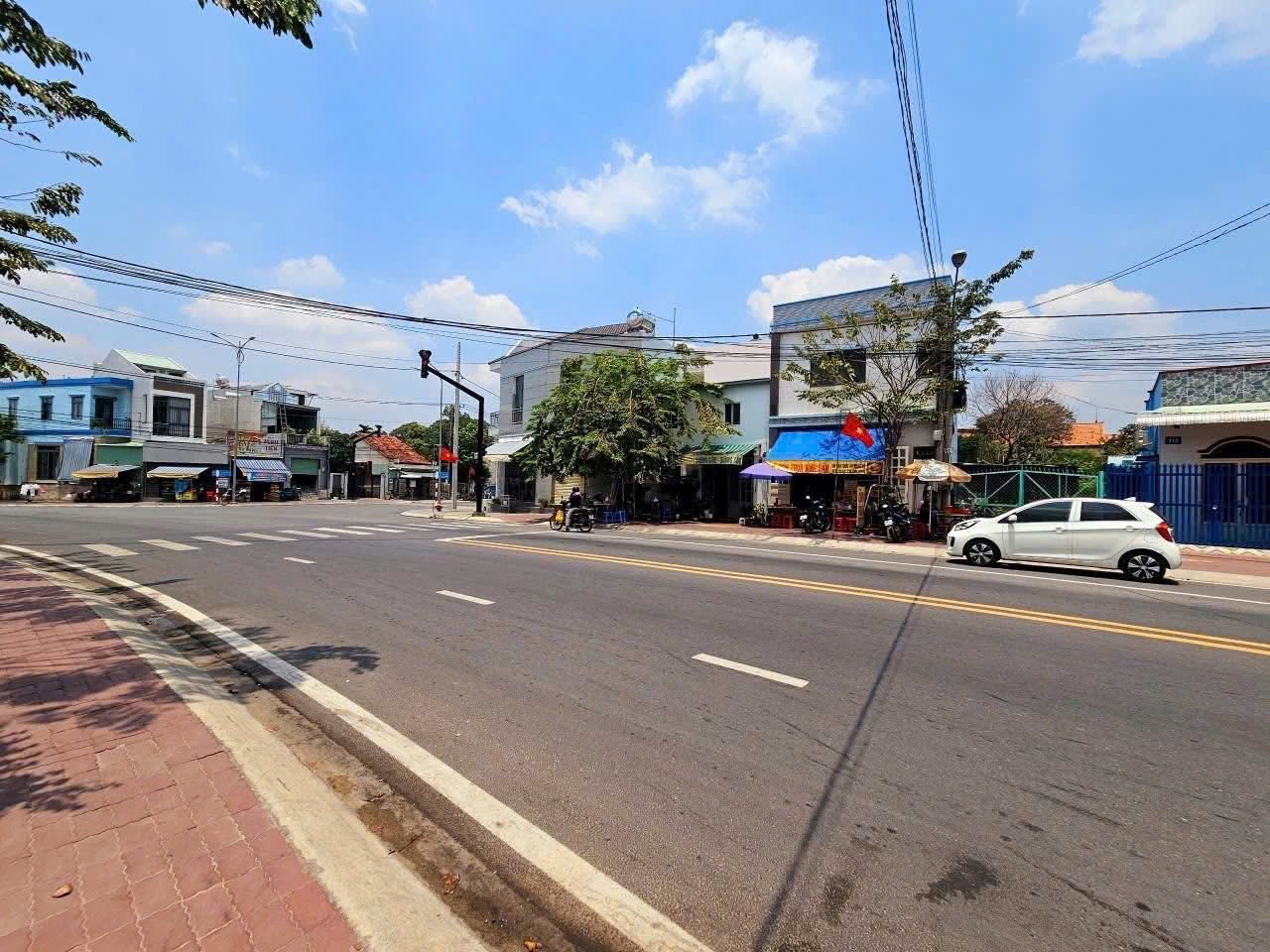 Ban đất mt lê chí dân nhựa 20 m
sát ngã tư tiệm mì
Thuộc tân an, tdm Bd
Vịtri : kinh doanh mua bán sung túc