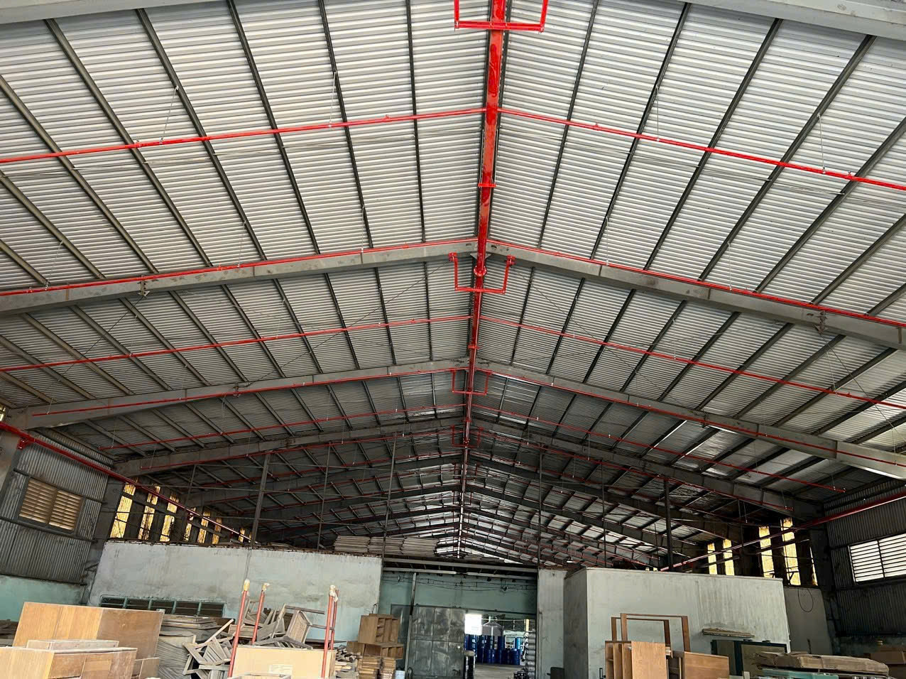 Bán xưởng Tân Uyên cách DT746 vào 100m.

* Tổng DT: 4.400m SKC full đến 09/2055