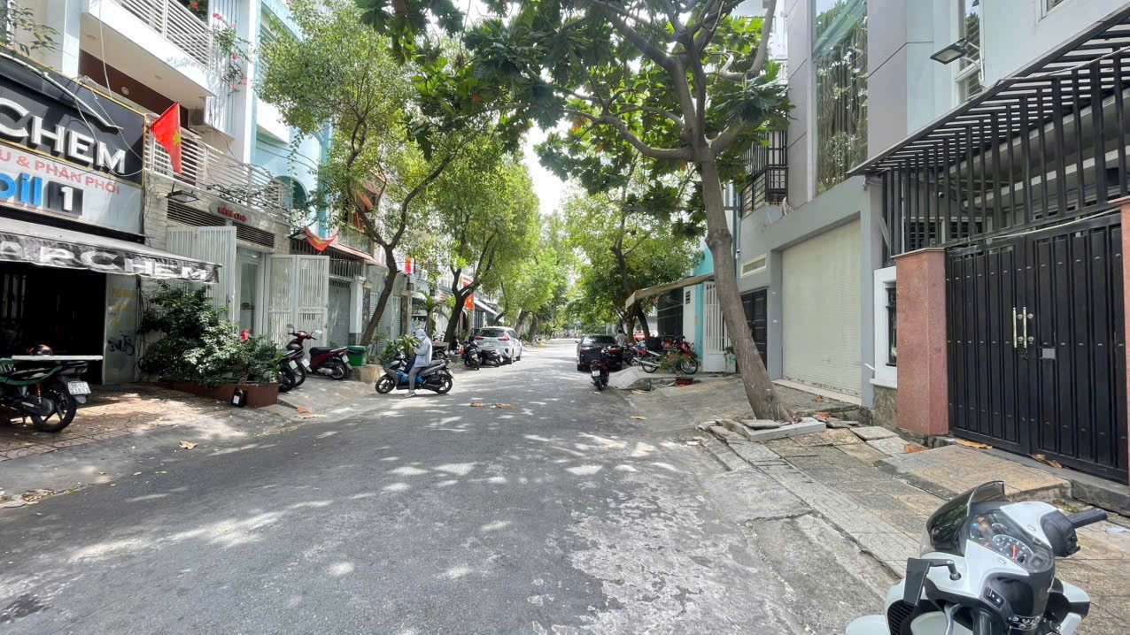 Bán Khu BT Kiều Đàm. 8,3x28m 207m2. tiện xây CHDV.. khu vực cho xây cao tầng . giá 32 tỷ. Lh: 0942.18.38.68