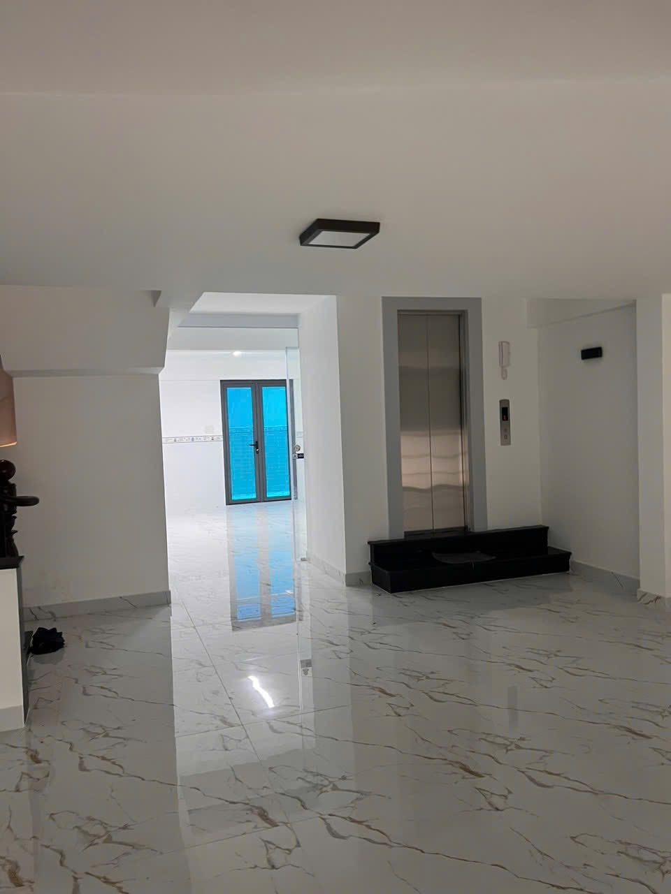 Bán nhà 126m² 2 lầu  ngang 7m giá 43 tỷ tại khu cao cấp Phú Mỹ Hưng