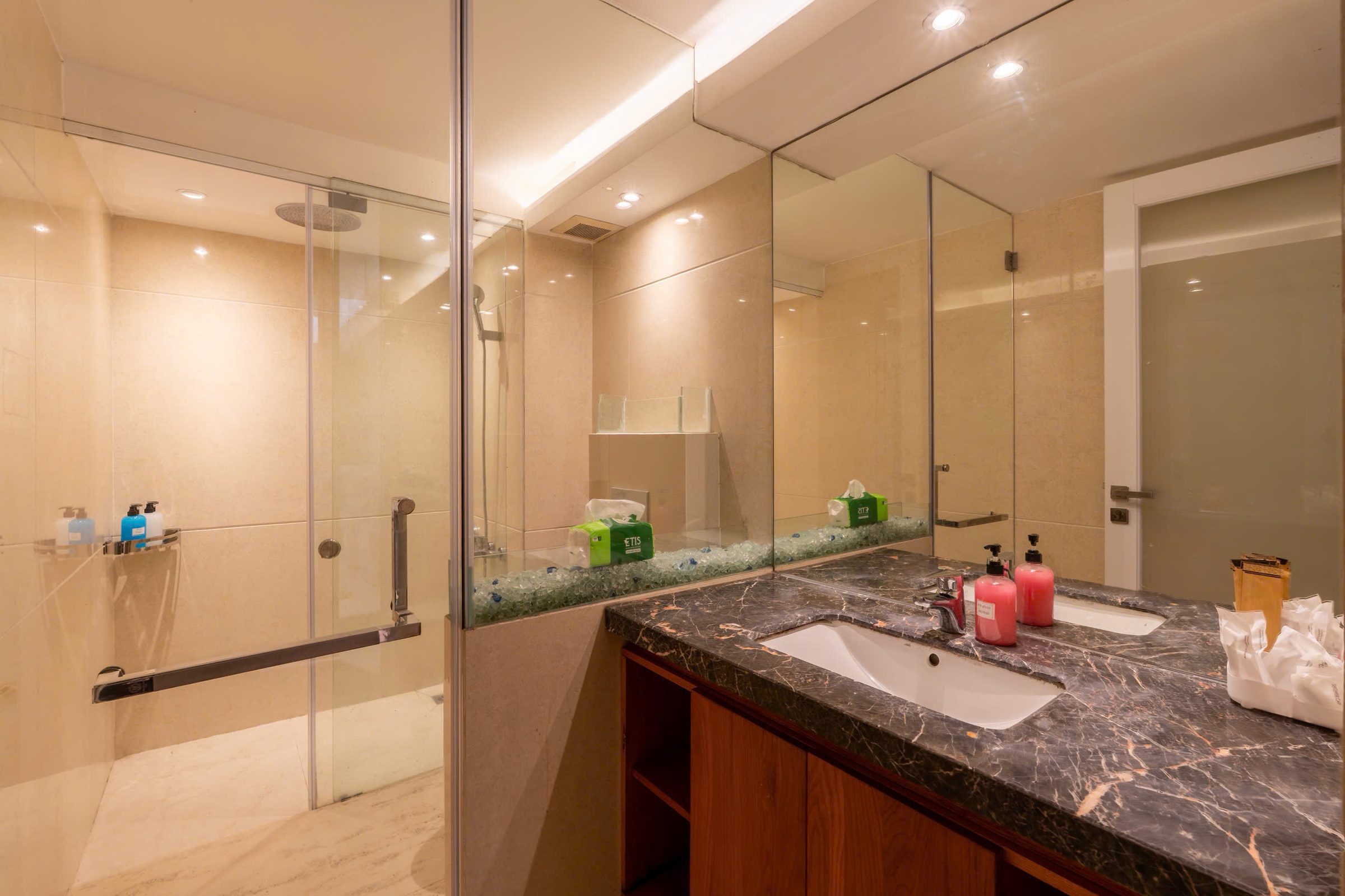 BDS  HVL LVCC CHO THUÊ Villa Sunrise Him Lam Q7 – gần Sunrise City, vị trí trung tâm.
9 phòng ngủ, 11 giường, 8 WC; nhà cao cửa rộng, không gian thoáng.