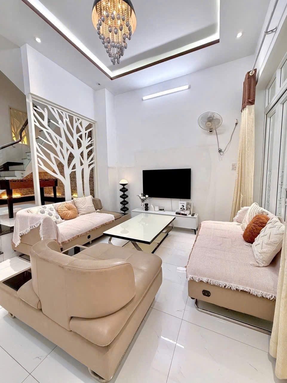 Bán nhà 4 tầng mặt tiền đường Nguyễn Thị Minh Khai - Tp Nha Trang.
- Nhà 4 tầng mặt tiền kinh doanh có thang máy
- Đường trước nhà rộng 20m
- Diện tích: 91,6m2 ngang 4,65m