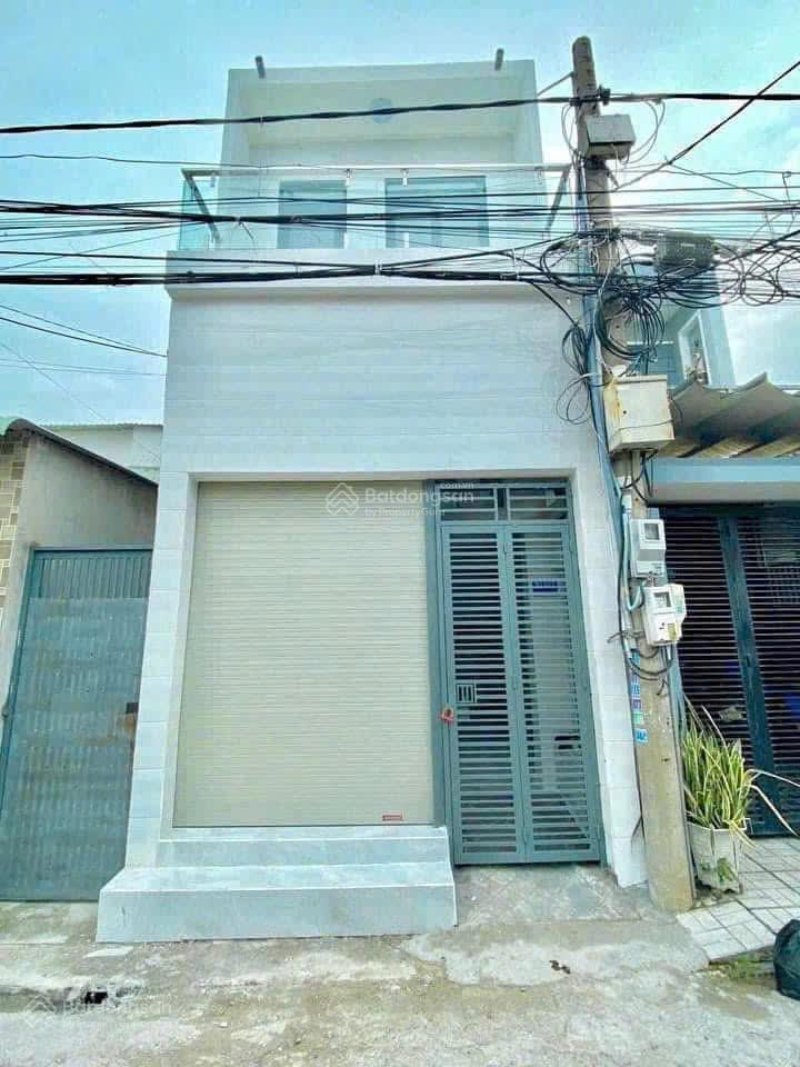 Chủ gởi bán nhà 1trệt 1lầu vị trí 1 sẹc đường oto thông. Ngay vòng xoay Tân Phong. Giá chỉ 2,590 tỷ