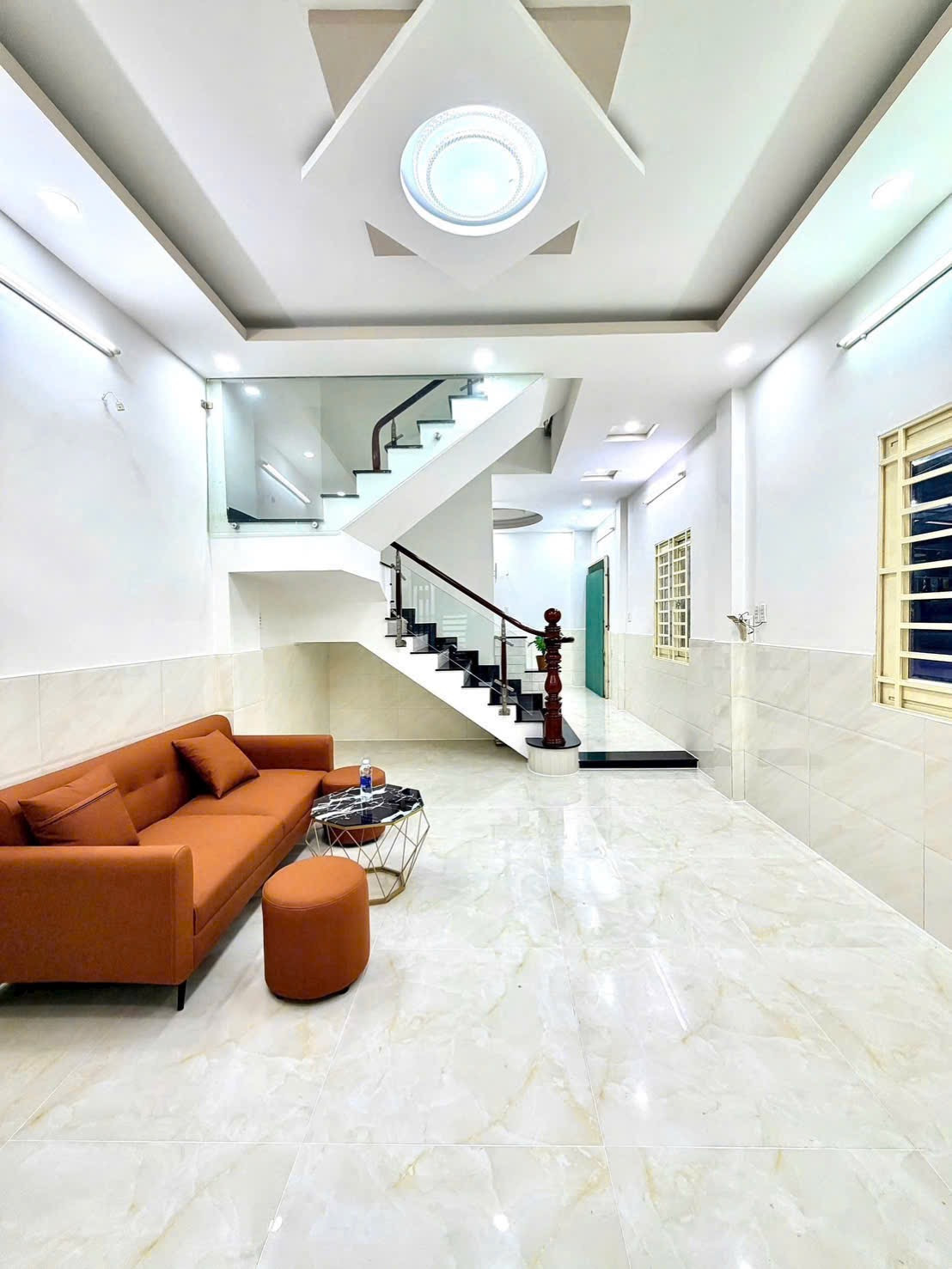 Nhà ngộp cần bán gấp tại phường Tân Phú, Quận 9 gồm 2 pn, 2wc, đầy đủ tiện nghi
