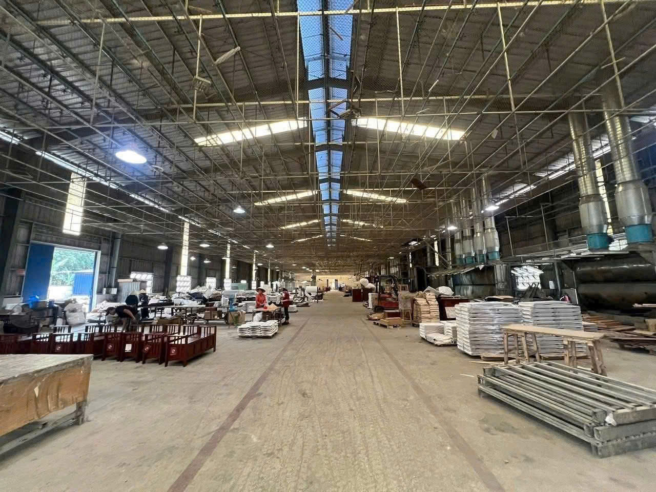 Xưởng Cho Thuê Ở Tân Uyên _ Bình Dương Cũ- TPHCM 
Tổng Diện Tích Đất = 2.800m2
 Diện Tích Nhà Xưởng = 2.400m2
Văn phòng xây dựng lầu trệt ngoài xưởng = 120m2
Bình Điện hạ bình: 320kva
pccc Tự Động Trang bị