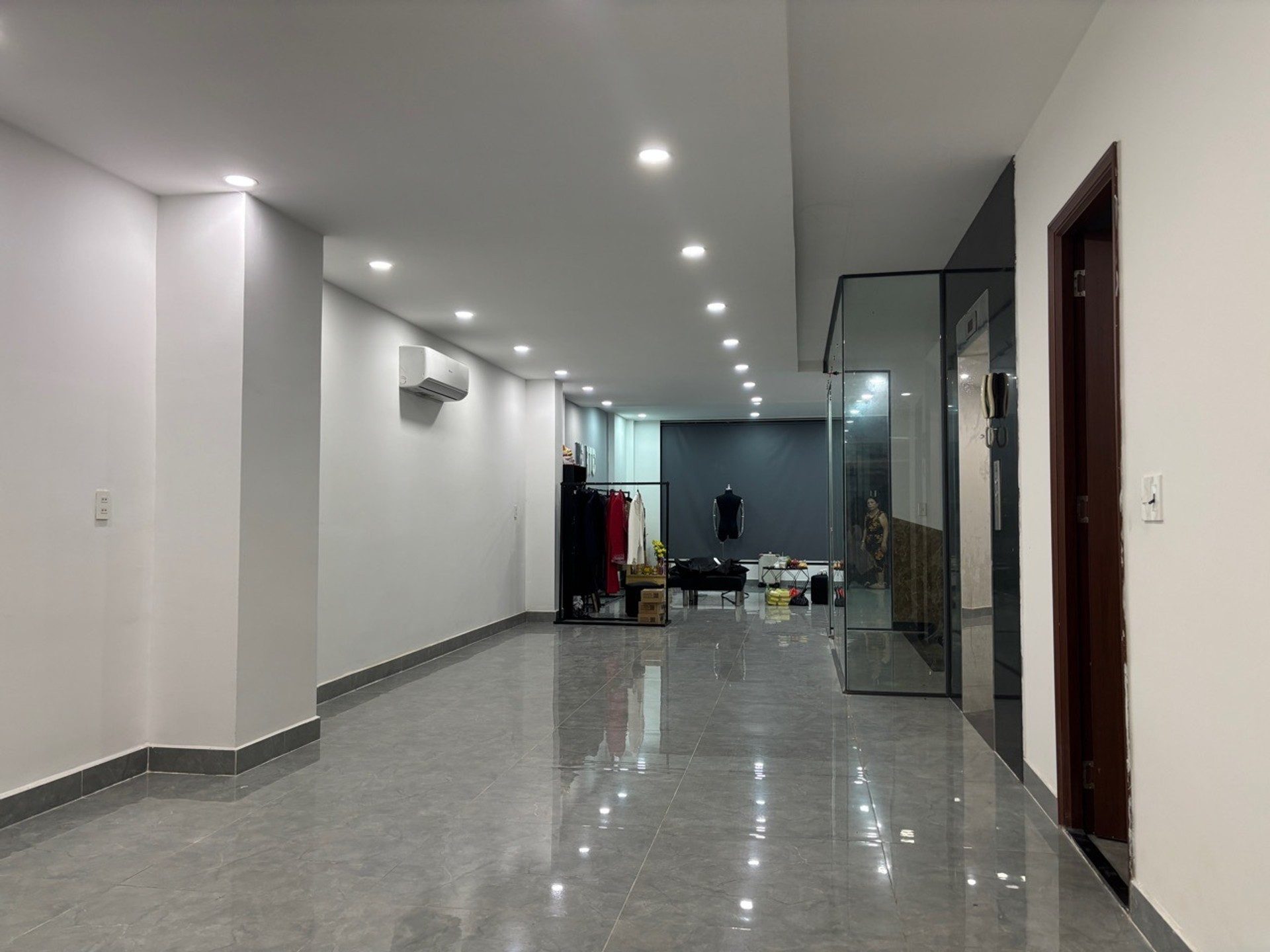 NGUYÊN TRỌNG LỘI CÓ THANG MÁY GẦN SAN BAY