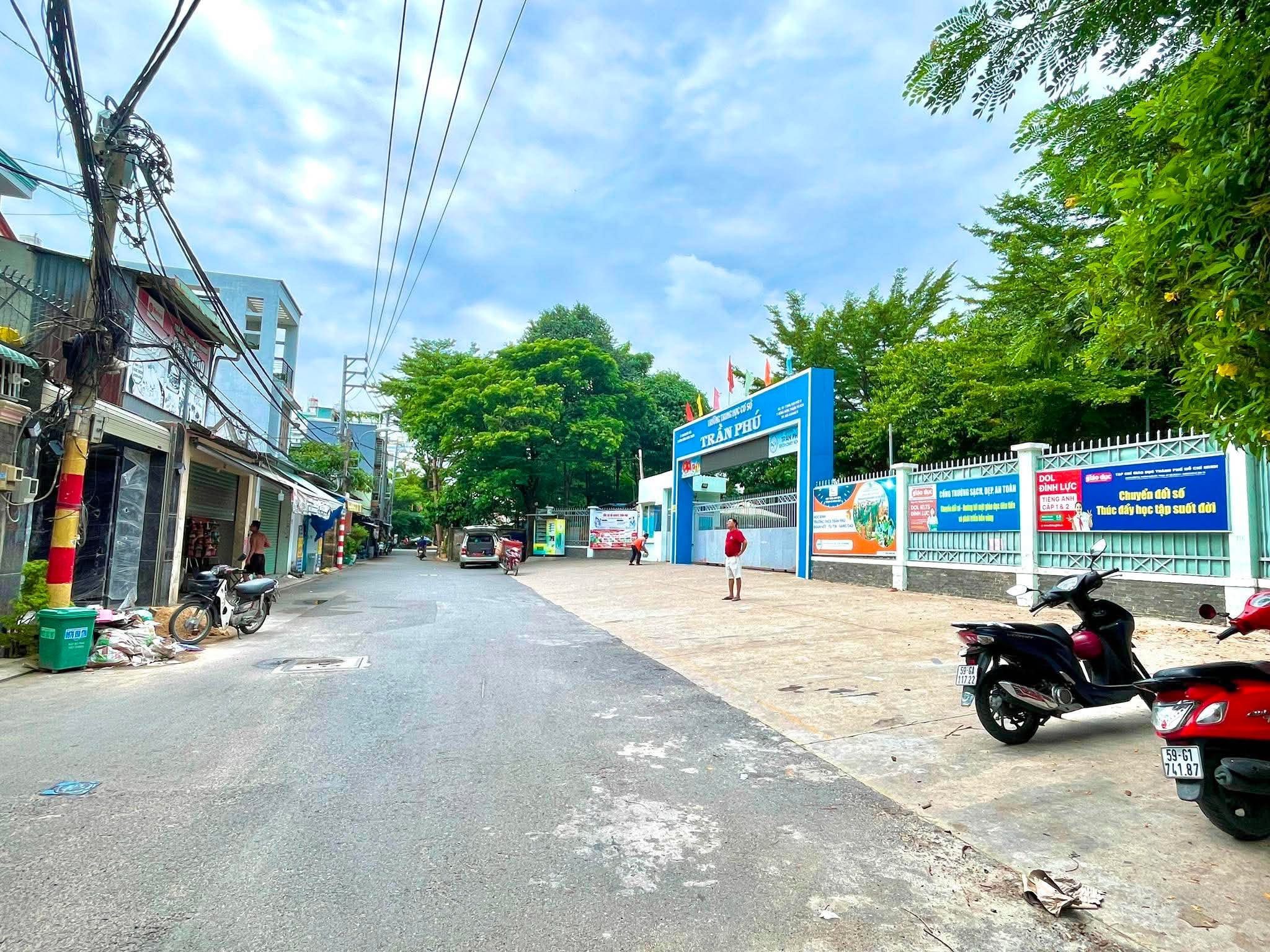 Bán nhà 2 mặt tiền hẻm ô tô, 355m2-32 tỷ, 47 phòng trọ ngay Phan Văn Hớn
