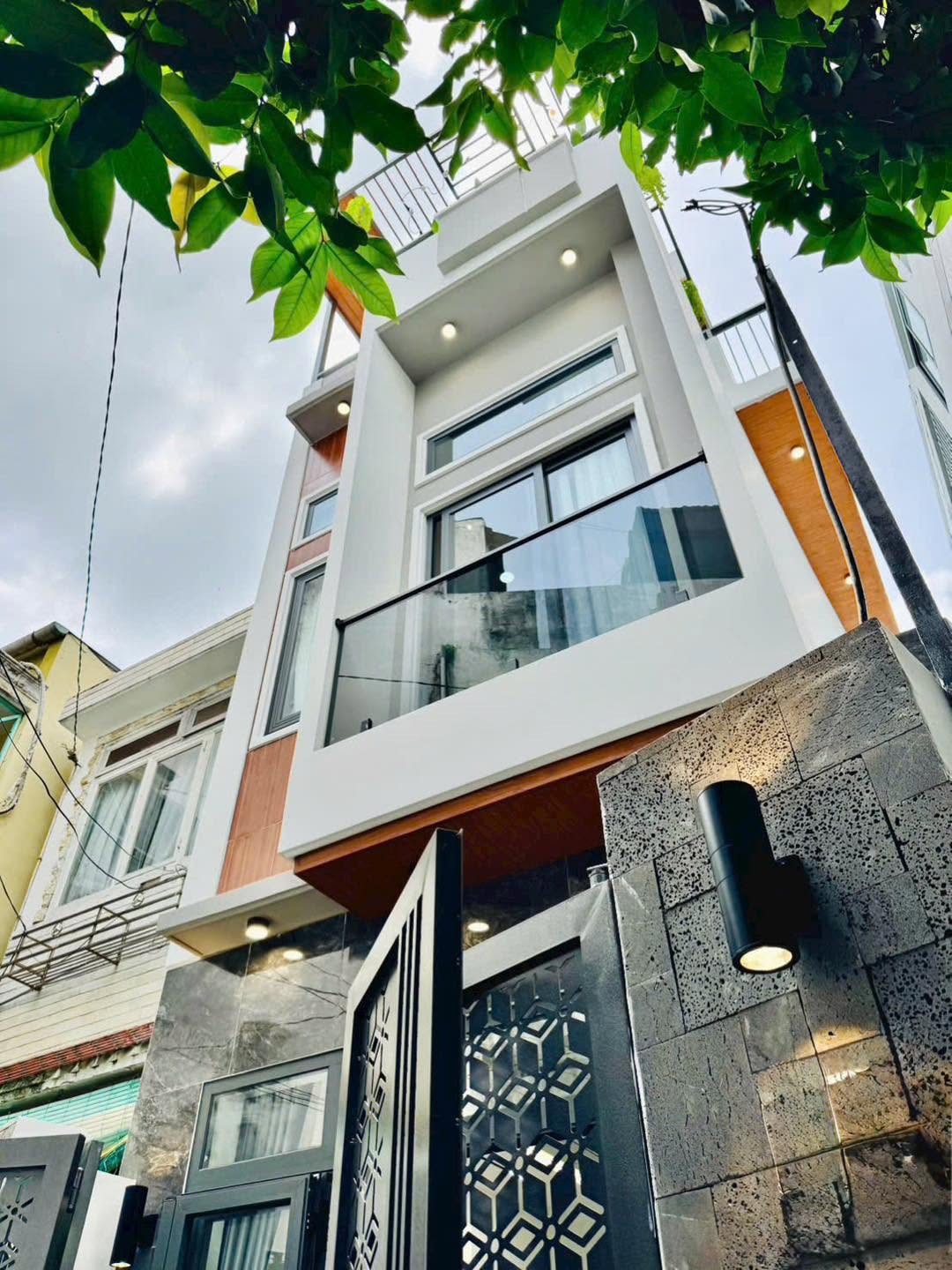 Bán gấp nhà hẻm Bùi Văn Ba, P. Tân Thuận Đông, Q7. Giá: 4,32 tỷ. DT: 66m2. Sổ Hồng Riêng Chính Chủ