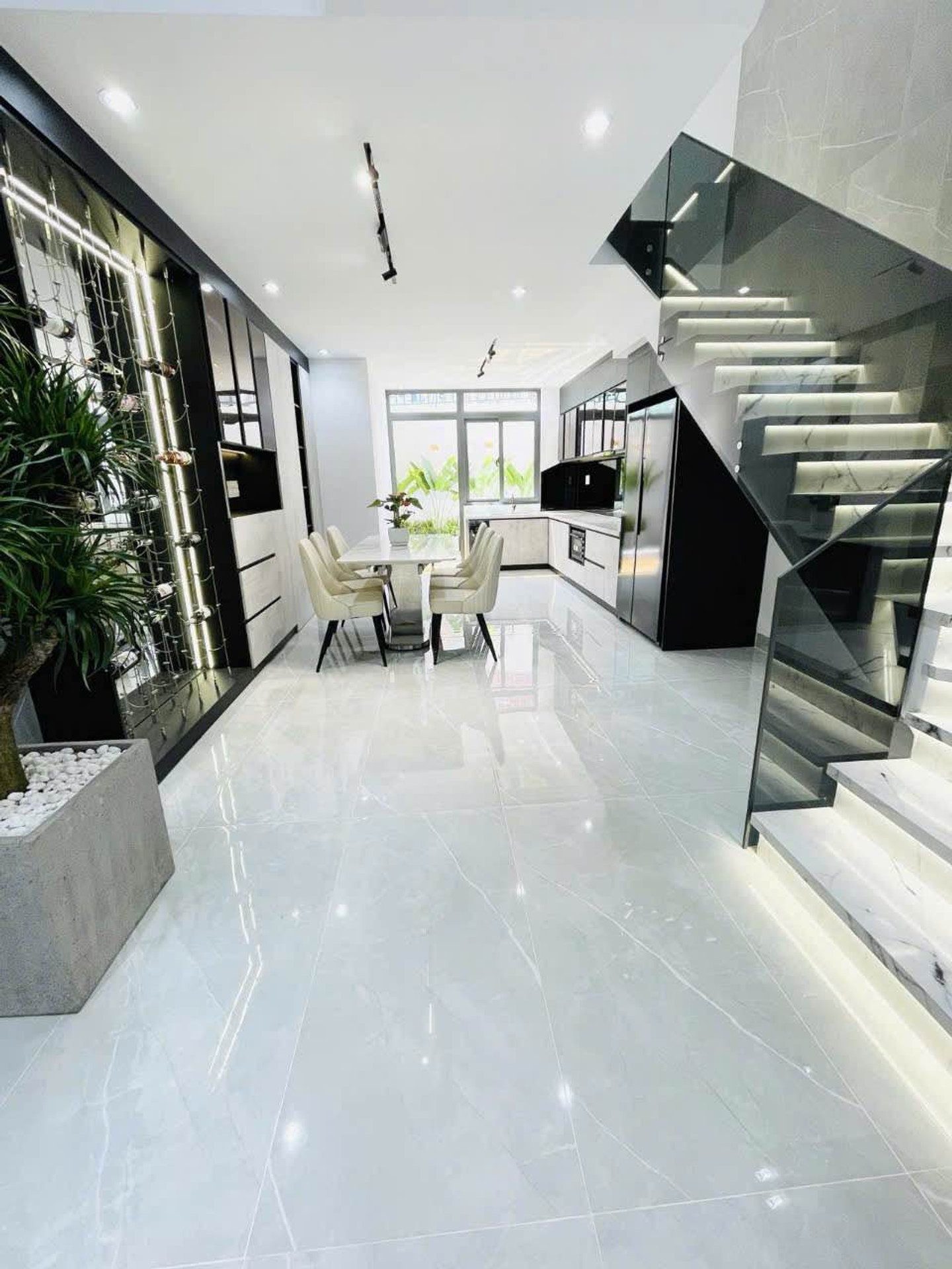 Nhà đẹp cạnh Vincom Nam Long; Lý Phục Man; 72m2 nở hậu; tặng nội thất cao cấp