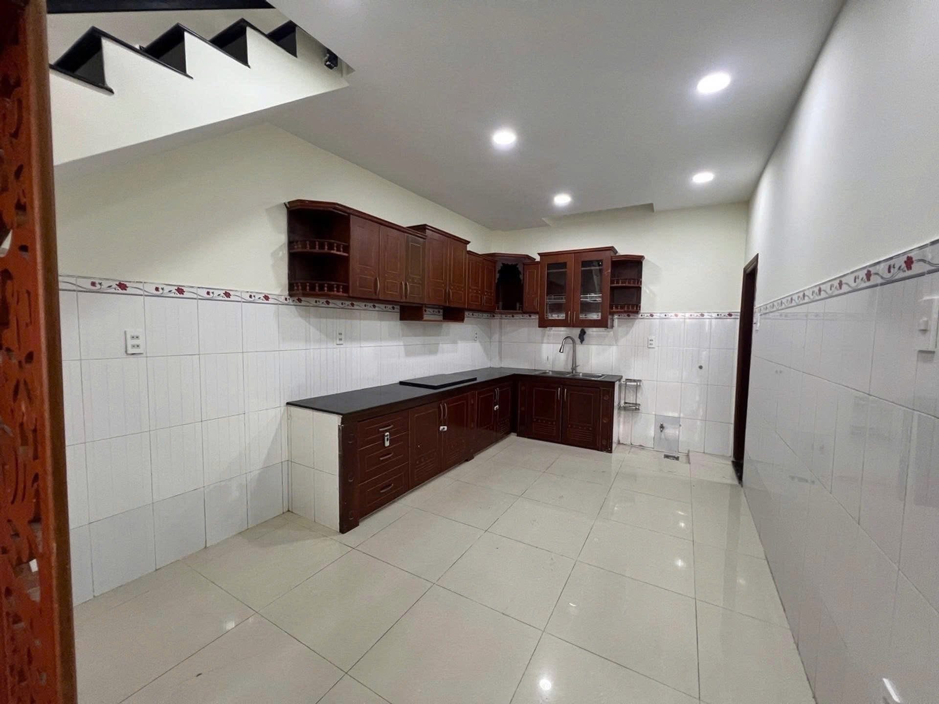 CẦN BÁN GẤP CĂN NHÀ 2 TẦNG - LÃ XUÂN OAI, QUẬN 9 - 60M2 (NGANG 5M) - 2PN - TIỆN ÍCH ĐỦ ĐẦY