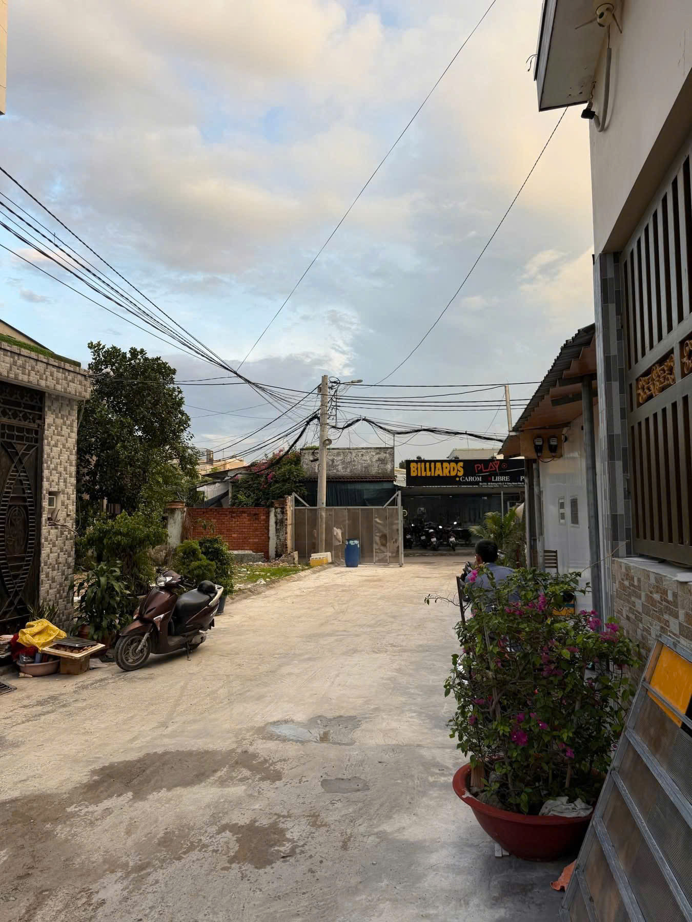BDS  🔴 HVL [NC] 19 đường số 9 Tăng Nhơn Phú B Q9 BÁN RẺ

Chủ gửi bán 2 miếng đất có 3 sổ riêng tổng diện tích 2200m2 ở Quận 9 cũ

Miếng 500m2 có 3 căn nhà lầu và 10 căn phòng trọ em bán 65tr/m2 

Giá 33 tỷ ( không còn thương lượng ) 



Miếng 17