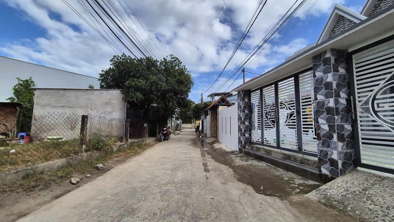 BÁN NHANH ĐẤT  VĨNH NGỌC ( gần nhà thờ Phù Sa) PHƯỜNG TÂY NHA TRANG
📐 Diện tích: 150m² có 80m thổ cư
📏 Ngang rộng: 8.6m( nở hậu) – rất hiếm, dễ xây nhà vườn