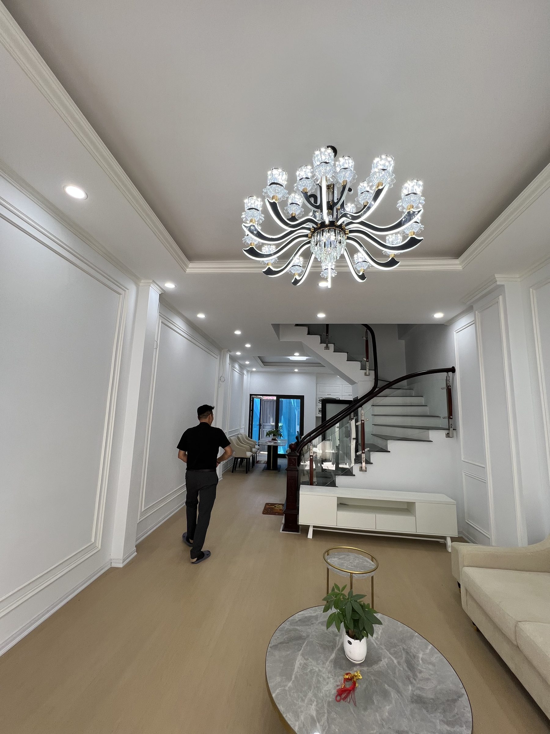 CHỖ ĐỖ CỬA - NHÀ 2 MẶT THOÁNG - NỞ HẬU - VỊ TRÍ HIẾM