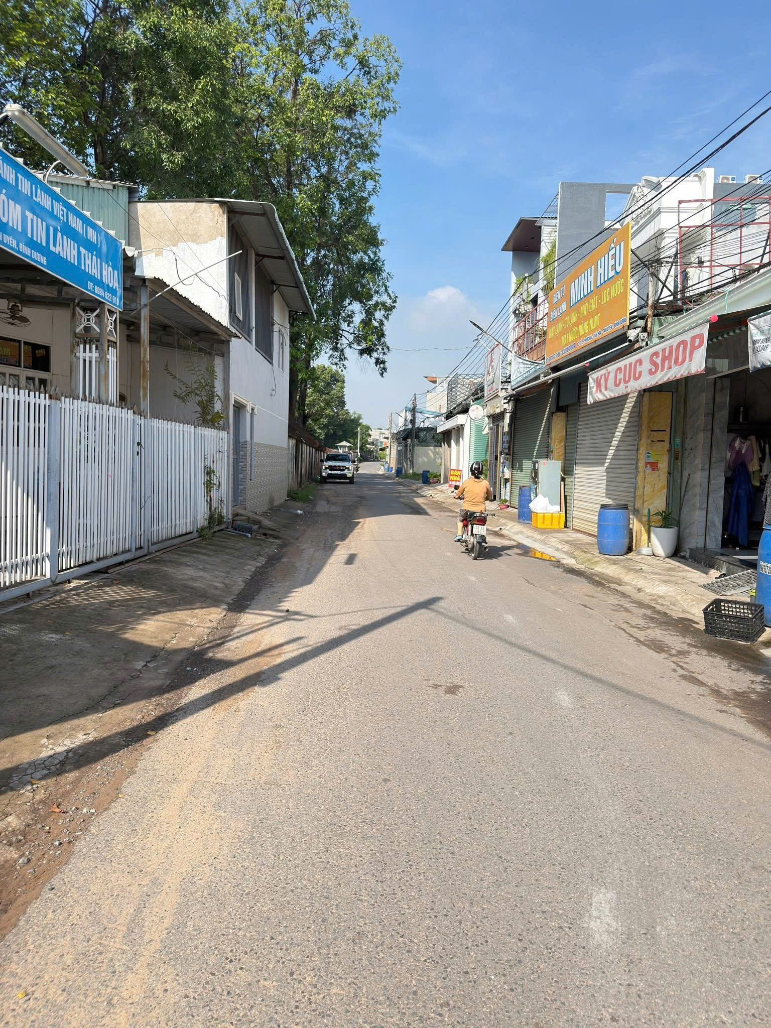 2 nền Đất sổ riêng mặt tiền đường nhựa ngay dốc cây xăng hạnh nguyên thái hoà.dt 5*17 tc 62m2.đường nhựa 7m thông buôn bán