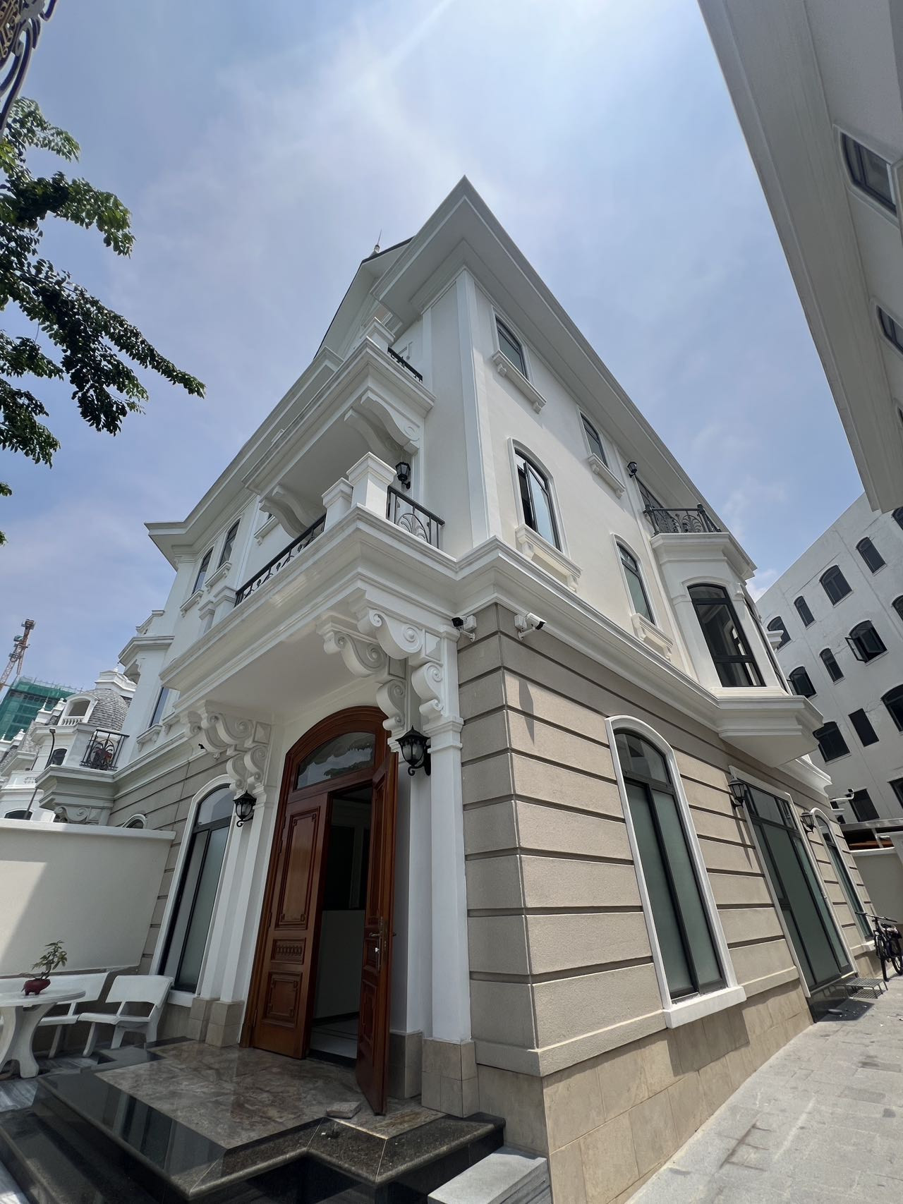 Cho thuê Biệt thự cao cấp Victoria Lâm Quang Ky Q2, diện tích 500m2 với 1 trệt 3 lầu 6 phòng ngủ, có thang máy (0989373766)
