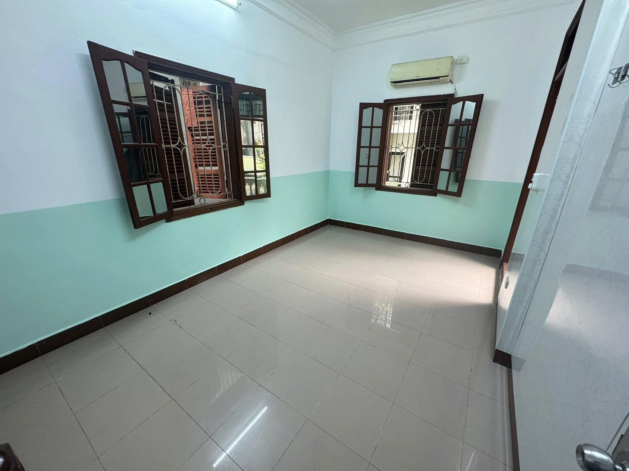 Cho thuê nhà có sân vườn Thanh Nhàn, Hai Bà Trưng DTSD 120M x 3T giá 15 triệu