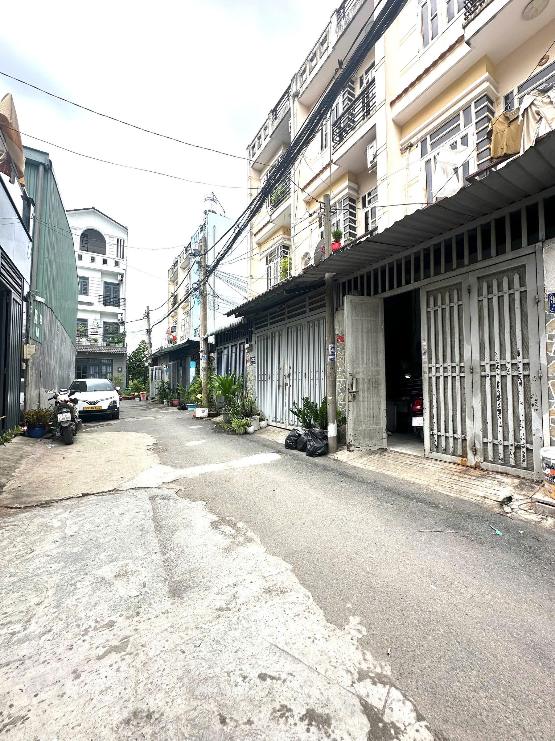 Chỉ 2,19 tỷ -  Nhà ngay sát Tô Ngọc Vân - Đường ô tô thông thoáng - Nở hậu 5m