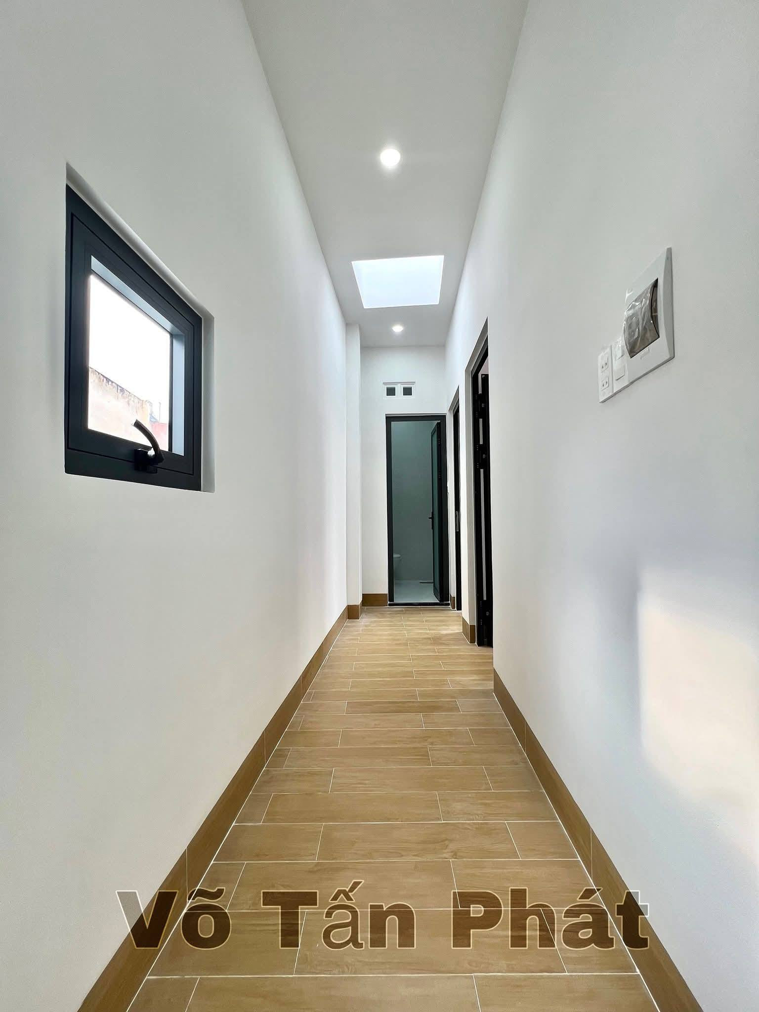 📌Giá 2 tỷ 290 triệu📌 Bán nhà trệt lầu mới 100% hoàn công, full nội thất tại hẻm 52 Hùng Vương, Phường Ninh Kiều, Tp Cần Thơ. 
📞Sđt (zalo) 0793973136 Phát (thương lượng trực tiếp chủ nhà)
✅Diện tích: 6,9m x 5,4m (nở hậu 7,2m)
✅Pháp lý: Thổ cư Hoàn công 