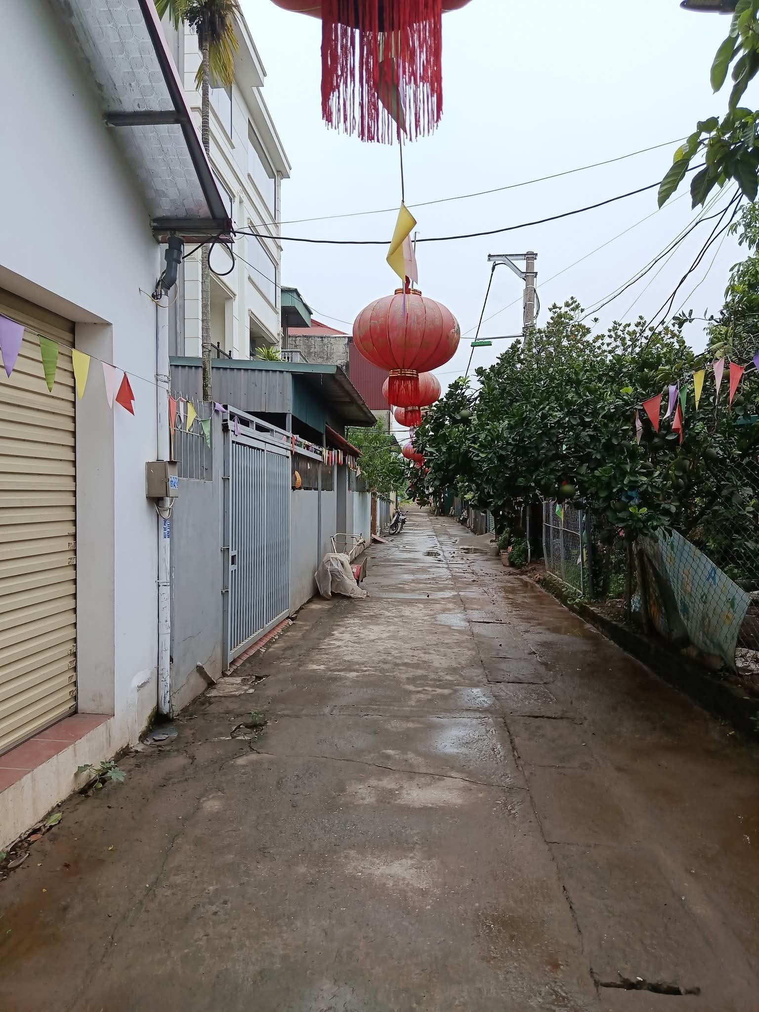Bán đất Yên Nội, Bắc Từ Liêm, 73m2, C4, mặt tiền 4.8m, giá 8.9 tỷ

 Ô TÔ ĐỖ CỬA, VÀO NHÀ - VÀI M RA ĐƯỜNG CÁI - CHO THUÊ LÀM XƯỞNG, VĂN PHÒNG HOẶC XÂY TOÀ NHÀ CHDV

📍 Vị trí đẹp ô tô qua, vài bước lên đến đê Liên Mạc, giao thông thuận tiện.

🏗️ Gần 