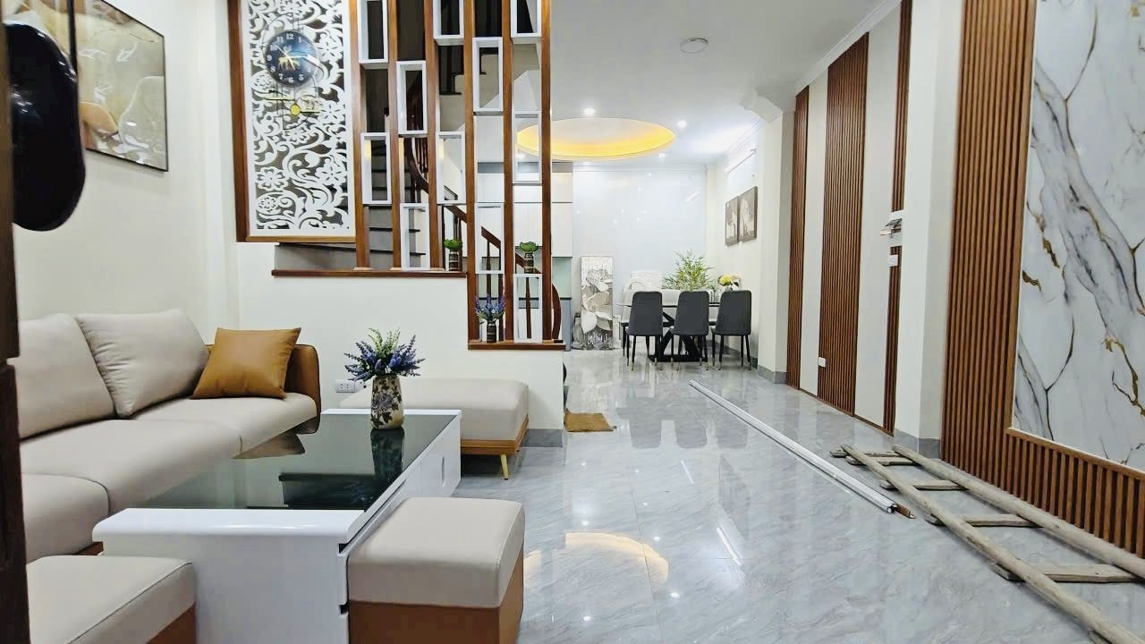 NHÀ ĐẸP Ở NGAY - GẦN CẦU THƯỢNG CÁT - FULL NỘI THẤT - CÁCH Ô TÔ TRÁNH ĐỖ 20M - SÂN CHƠI TRƯỚC NHÀ.