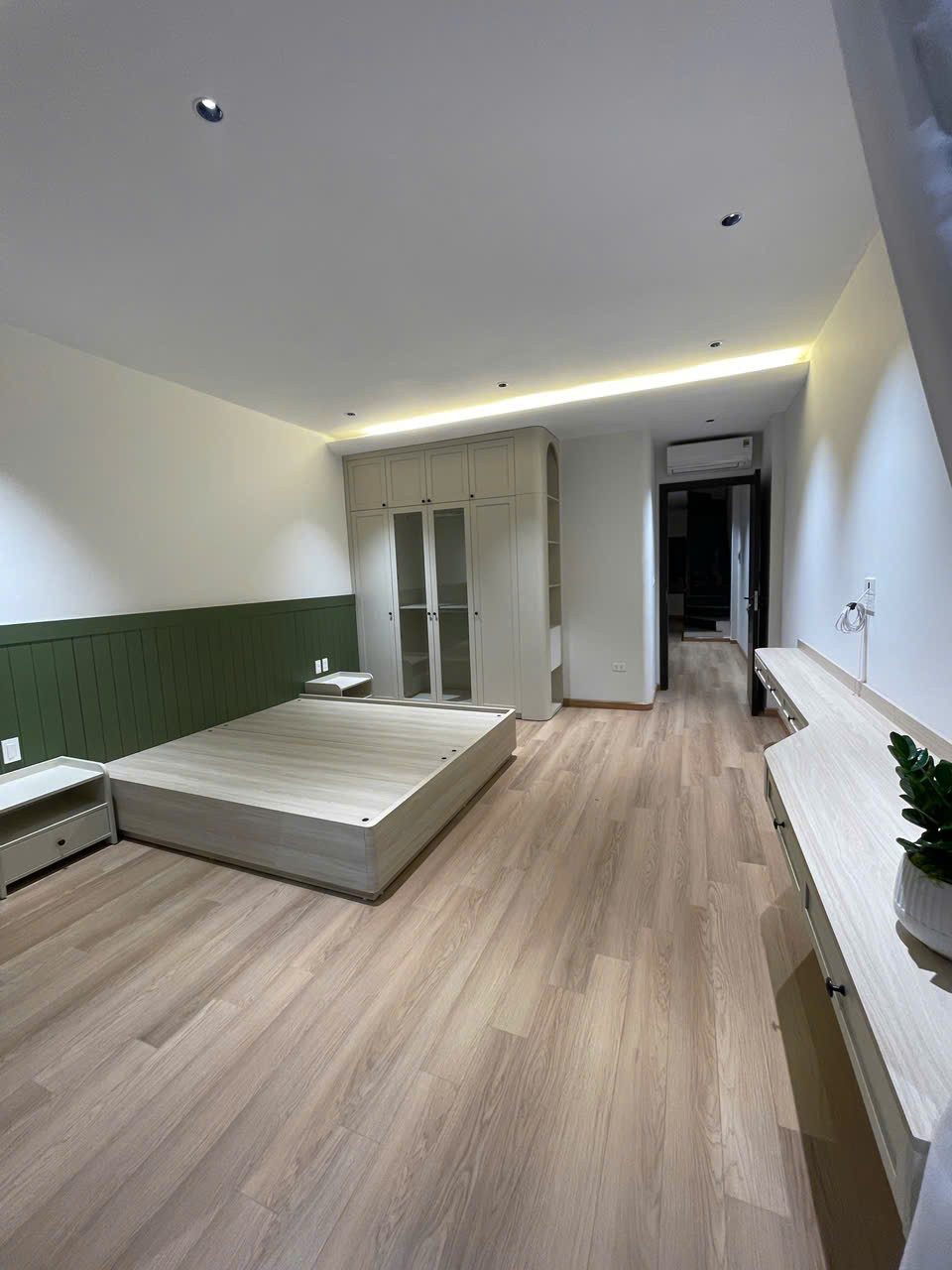 Căn nhà diện tích gần 200m² hiếm gặp tại Long Biên!